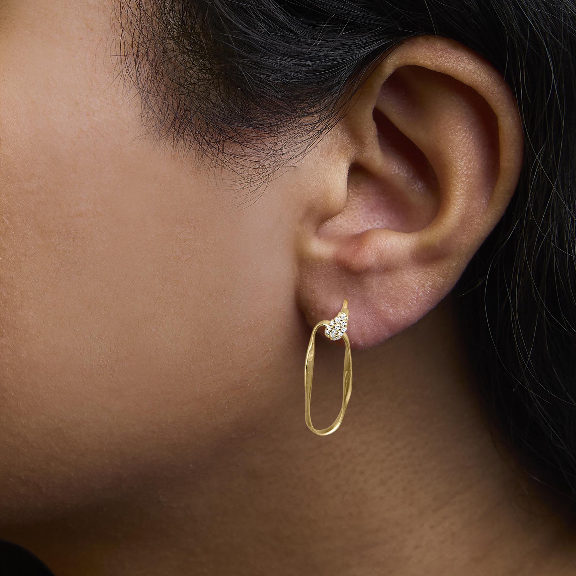 14K Gelbgold über Silber 1/10 Cttw Diamant strukturierte offene ovale Ohrhänger (Rundschliff) im Angebot