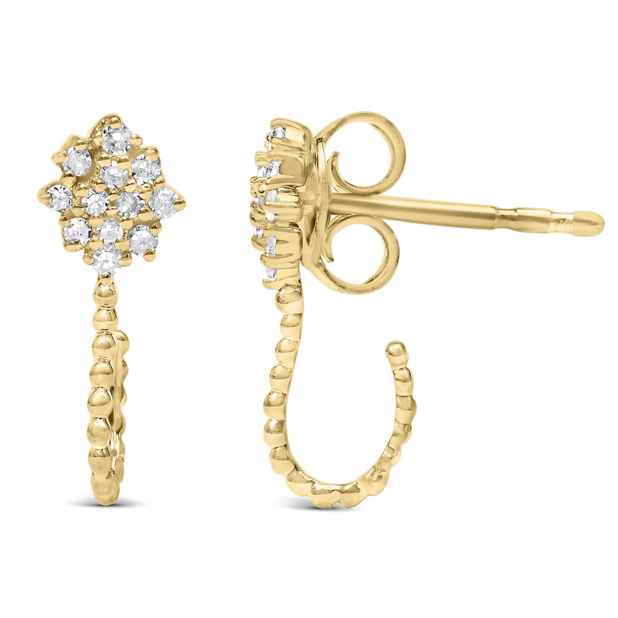 Plongez dans la splendeur de ces exquises boucles d'oreilles, où l'élégance classique rencontre une brillance captivante. Fabriquée en argent sterling .925 et somptueusement recouverte d'un plaquage en or jaune 14 carats, cette paire promet non