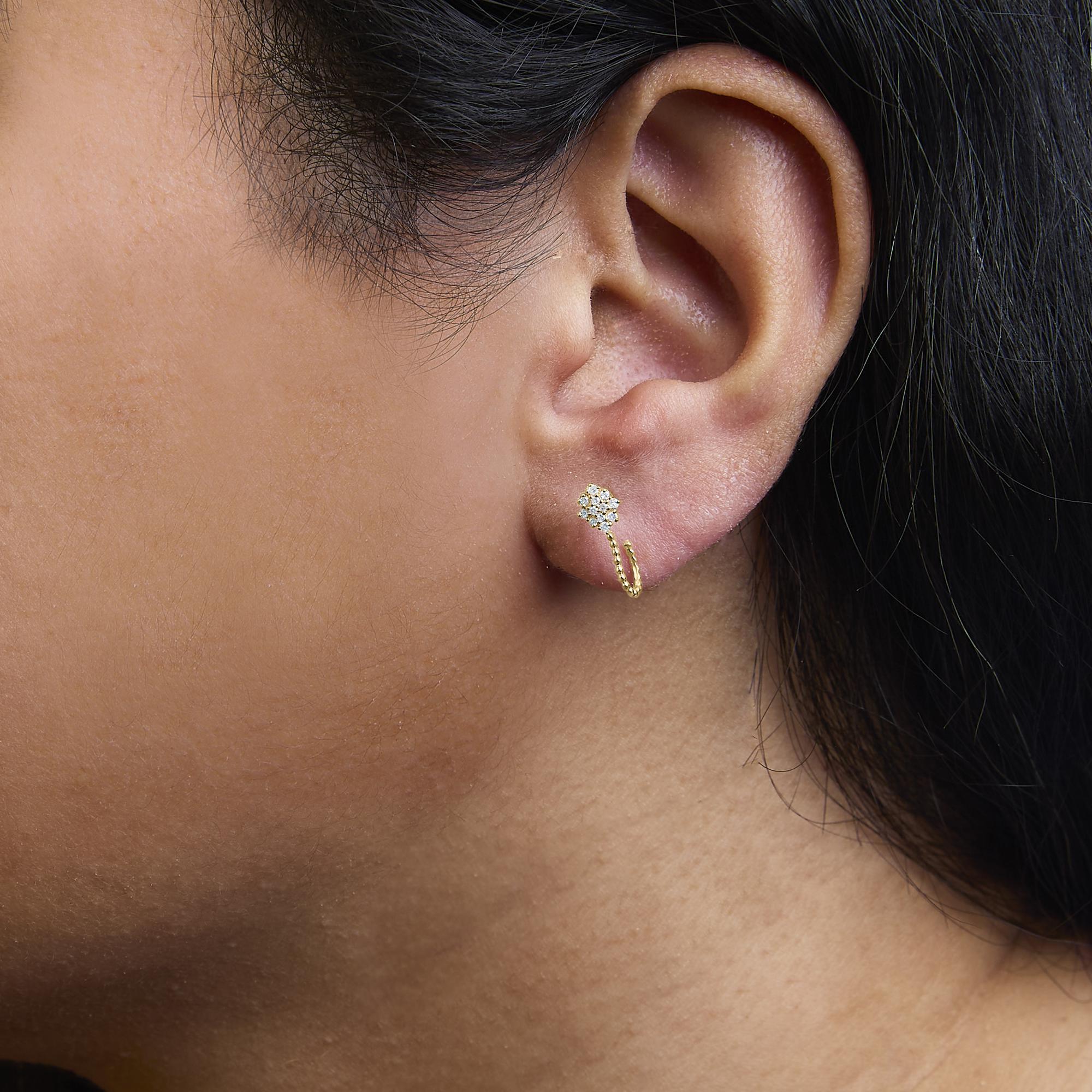 Taille ronde Boucles d'oreilles en or jaune 14 carats sur argent, grappe florale de diamants 1/10 carat et perles en vente