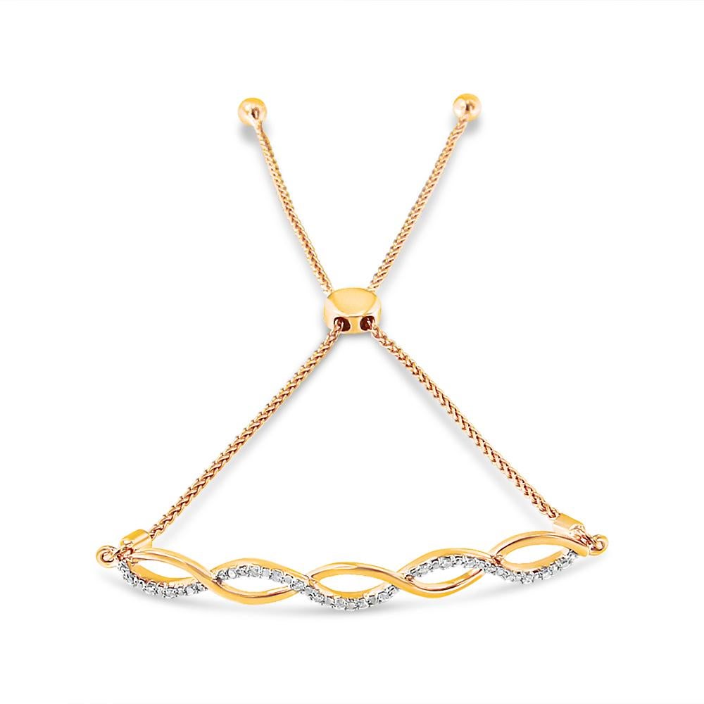 Ce bracelet bolo en diamants superposés est un incontournable de la mode et deviendra certainement un favori en tout temps. Réalisé en argent sterling plaqué or jaune 14 carats, ce modèle ouvert présente un ruban poli, un ruban diamanté et un ruban
