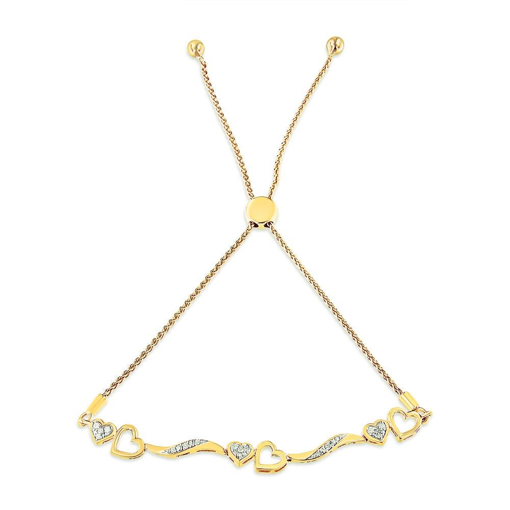 Enveloppez votre poignet d'une symphonie d'élégance avec ce bracelet exquis, où le romantisme classique rencontre le design moderne. Fabriqué en argent sterling .925 de haute qualité et recouvert d'un luxueux plaquage en or jaune 14 carats, ce bijou