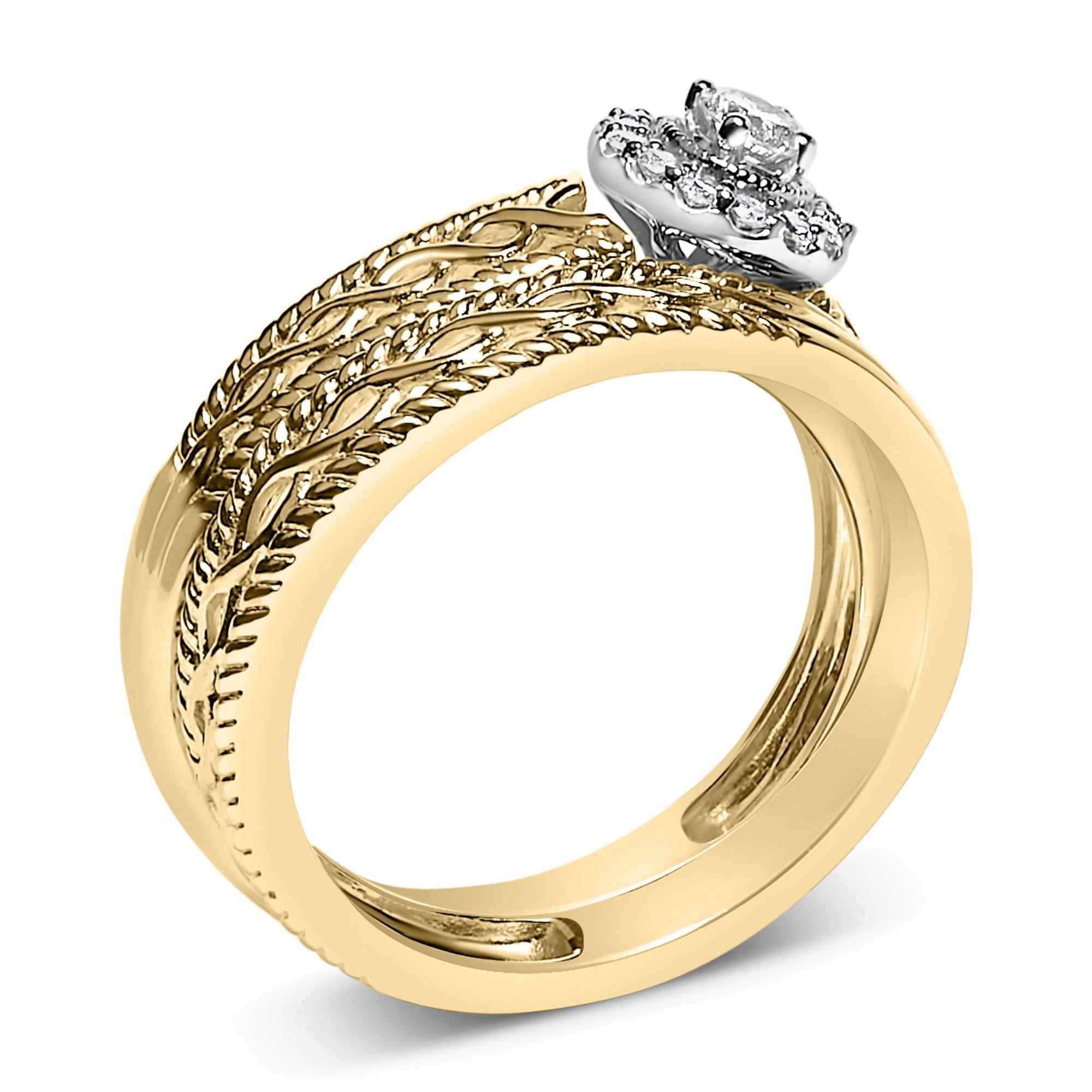 Moderno Anello di fidanzamento e fede nuziale in oro giallo 14K e argento con diamante da 1/5 Ctw in vendita