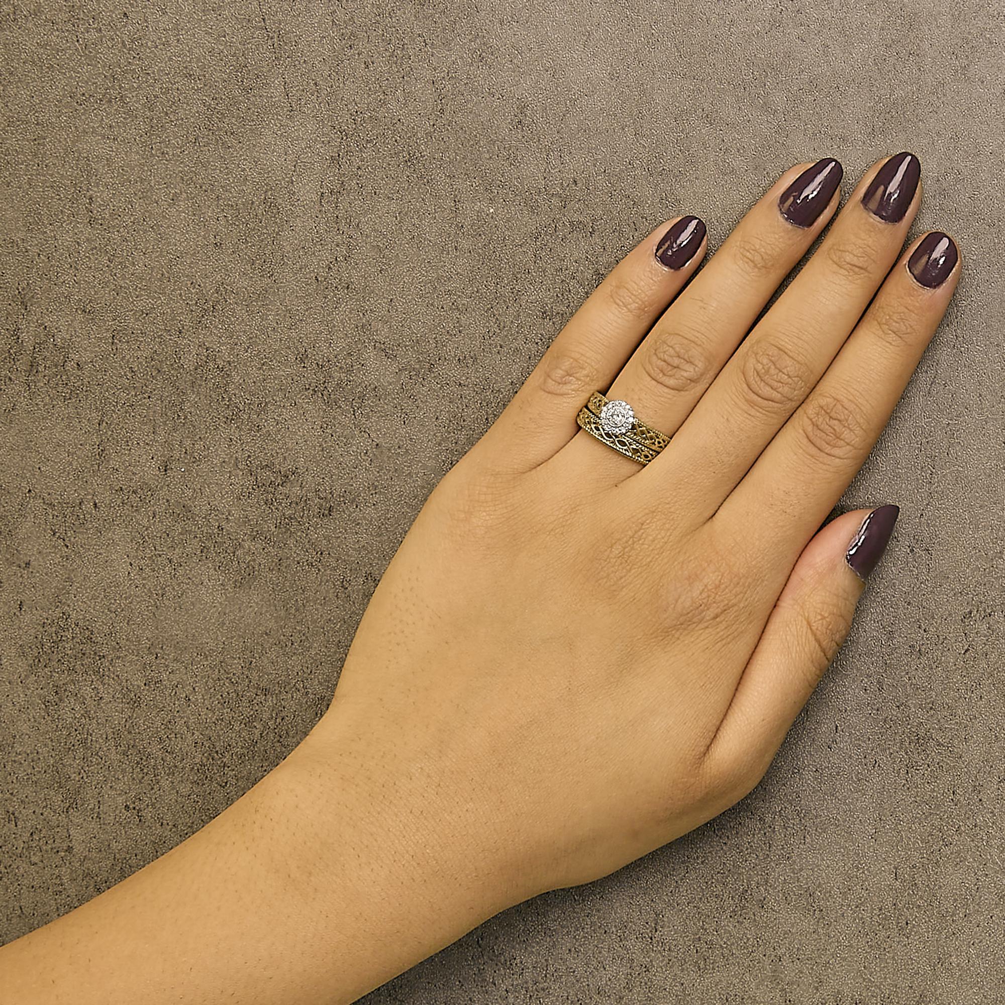 Anello di fidanzamento e fede nuziale in oro giallo 14K e argento con diamante da 1/5 Ctw In condizioni Nuovo in vendita a New York, NY