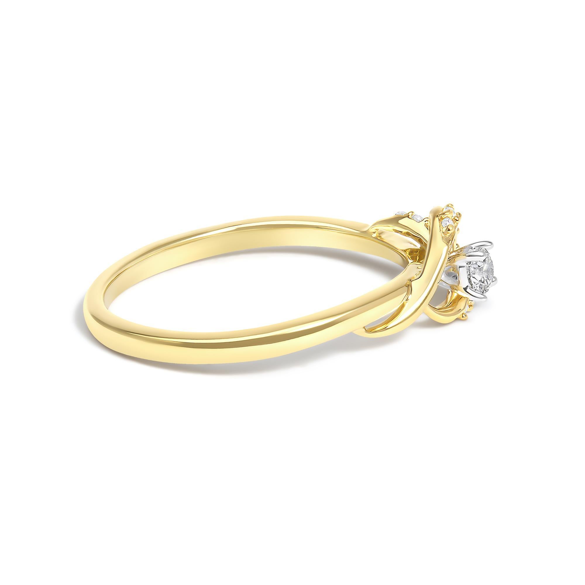 Immergiti nel romanticismo di questo squisito anello di promessa, dove l'opulenza incontra il fascino artigianale. Realizzato in argento sterling 925 e rivestito con una lussuosa placcatura flash in oro giallo 14K, questo pezzo riflette una favola