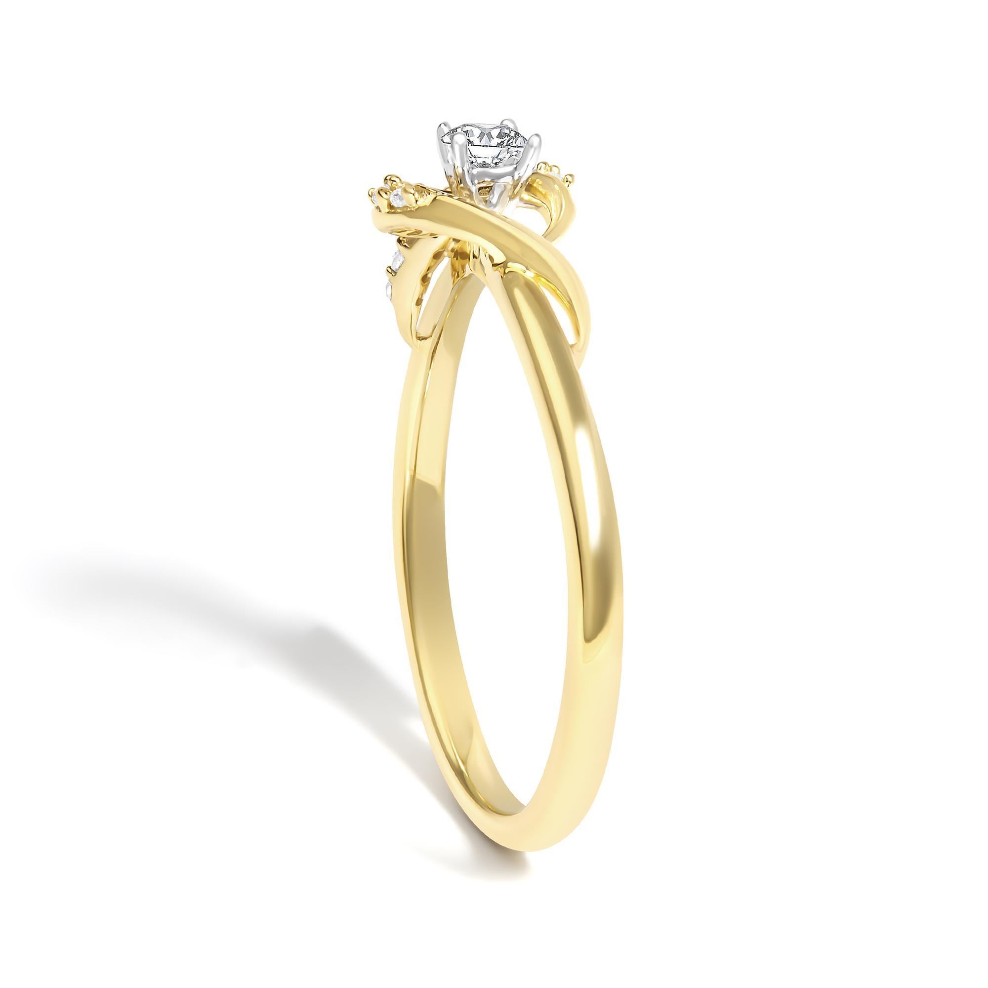 Taille ronde Bague de promesse pour femmes en or jaune 14K et argent 1/6 Ctw Diamond Swirl Halo en vente