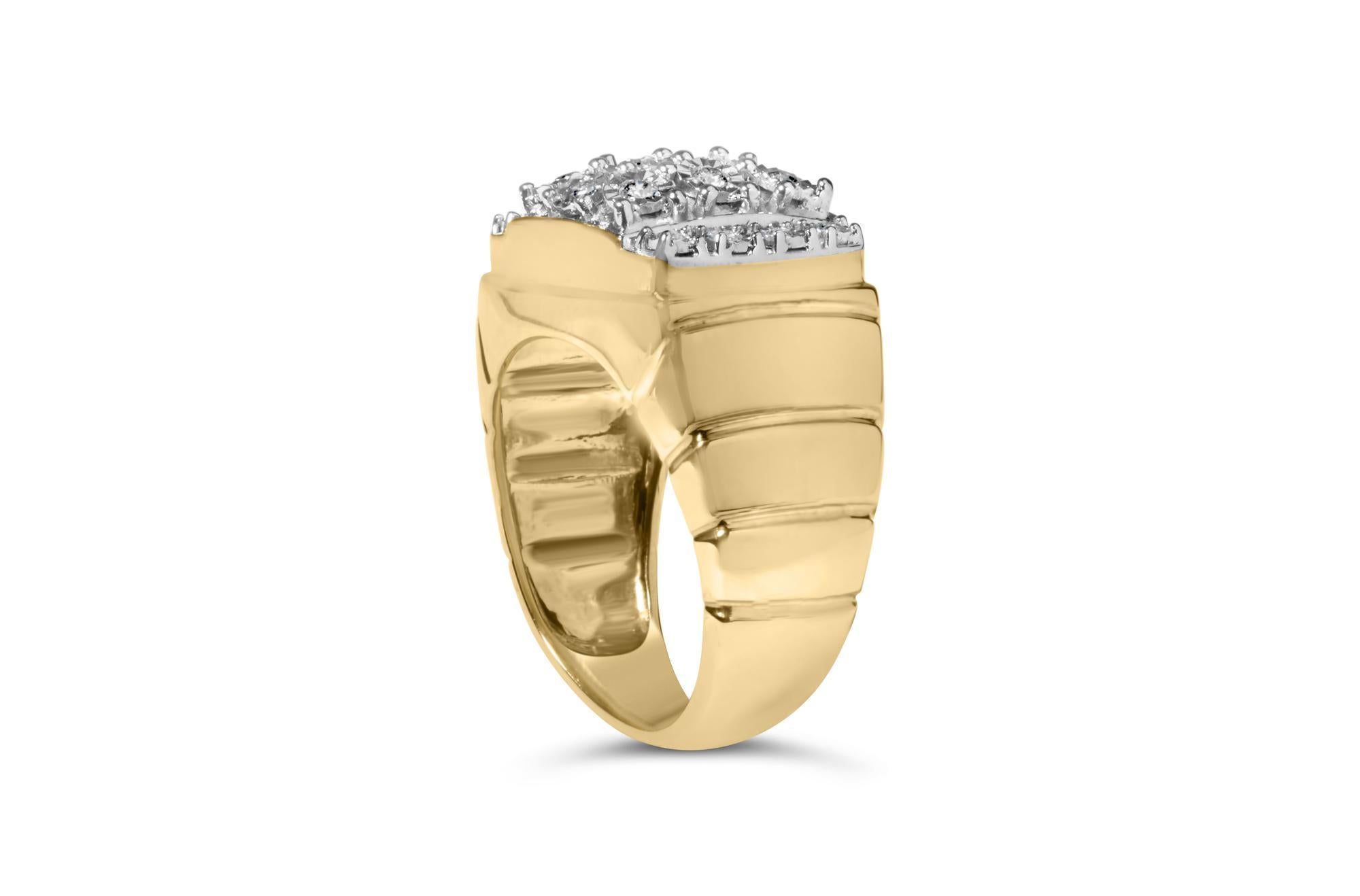 Moderne Bague cocktail en or jaune 14K sur argent 3/8 Cttw Diamond Mens Cluster en vente