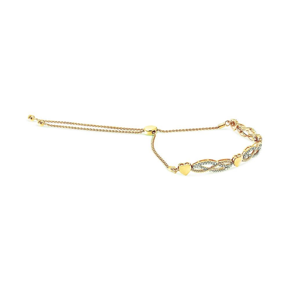 Un chapelet de silhouettes de cœurs romantiques espacées par des vagues fluides confère à ce bracelet bolo de luxe une allure caractéristique. Ce bracelet bolo est fabriqué en argent sterling .925 plaqué or jaune 14k avec des détails métalliques