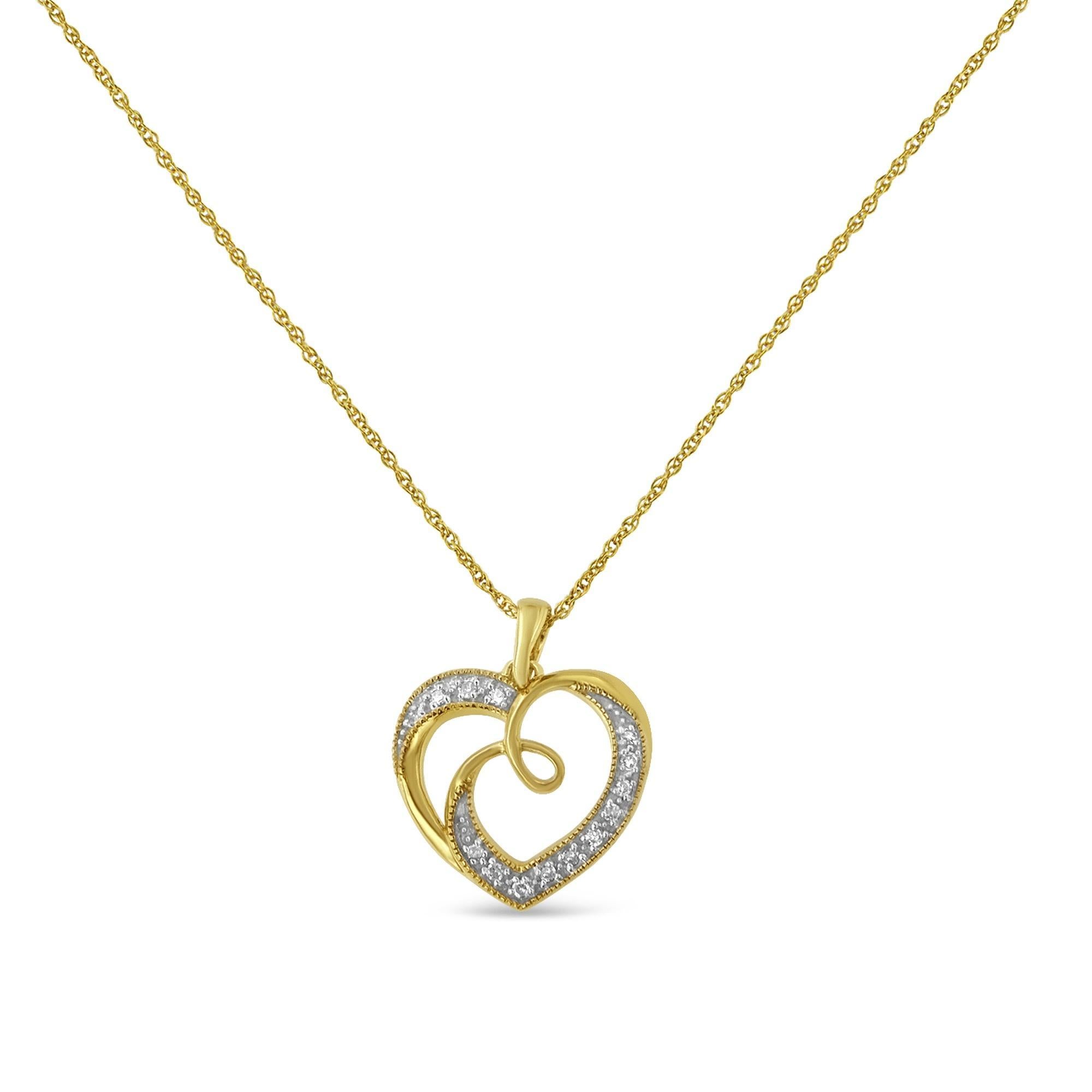 Mostra a una persona speciale quanto la ami con questa bellissima collana con ciondolo a cuore con diamante in tonalità oro. Questo gioiello presenta due fasce alternate di metallo con diamanti naturali e scintillanti, con un fiocco d'argento al