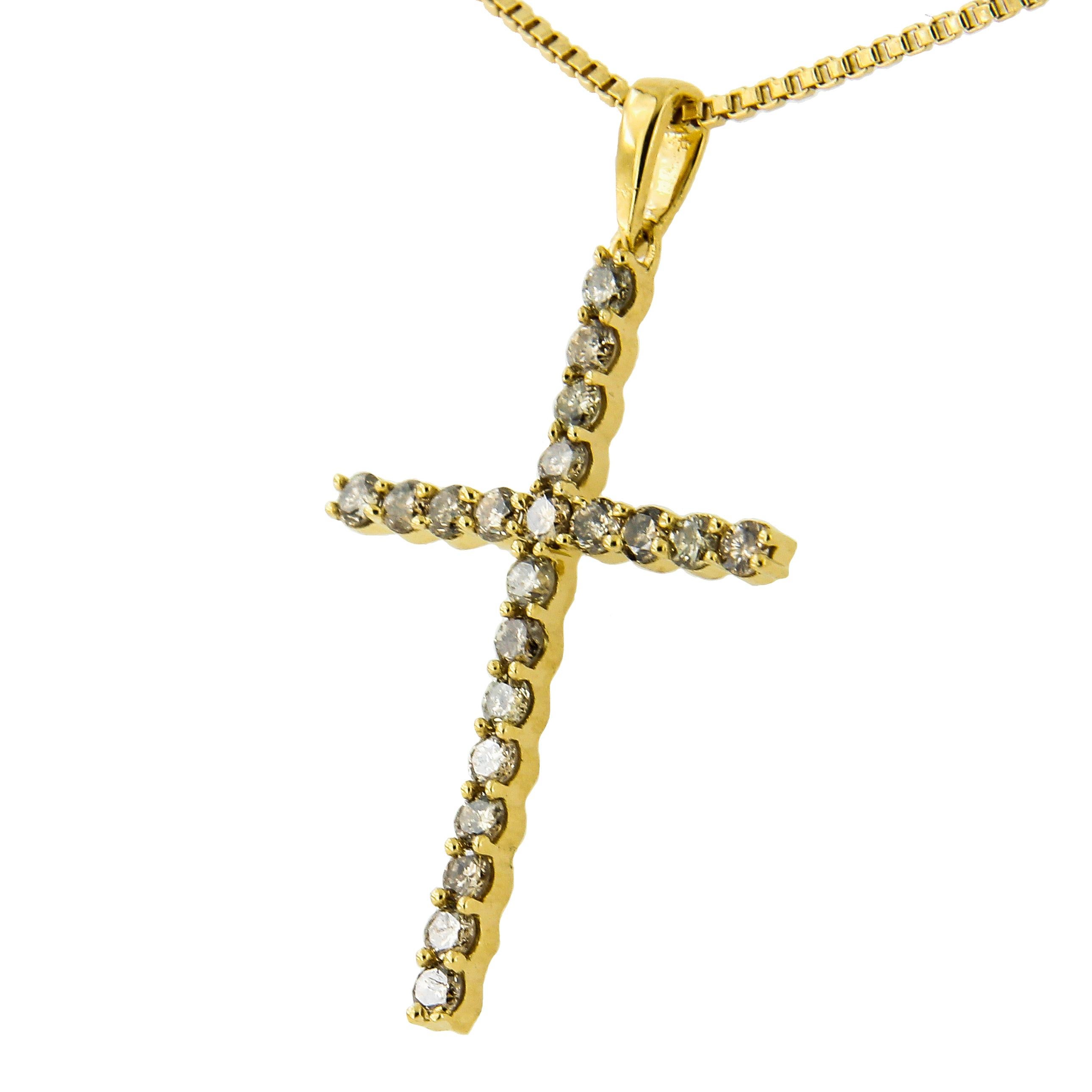 Umarmen Sie Ihre Spiritualität mit dieser funkelnden 14kt Gelbgold plattierten 925 Sterling Silber Kreuz Halskette. Dieser Anhänger ist mit 21 champagnerfarbenen Diamanten in klassischer gemeinsamer Zackenfassung verziert. Die Diamanten sind im