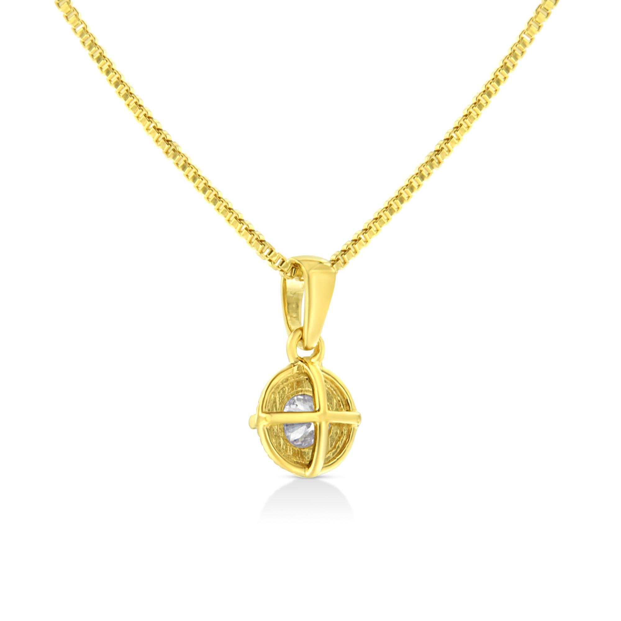 Taille ronde Collier pendentif solitaire en or jaune 14 carats sur argent sterling avec diamants de 1/3 carat en vente