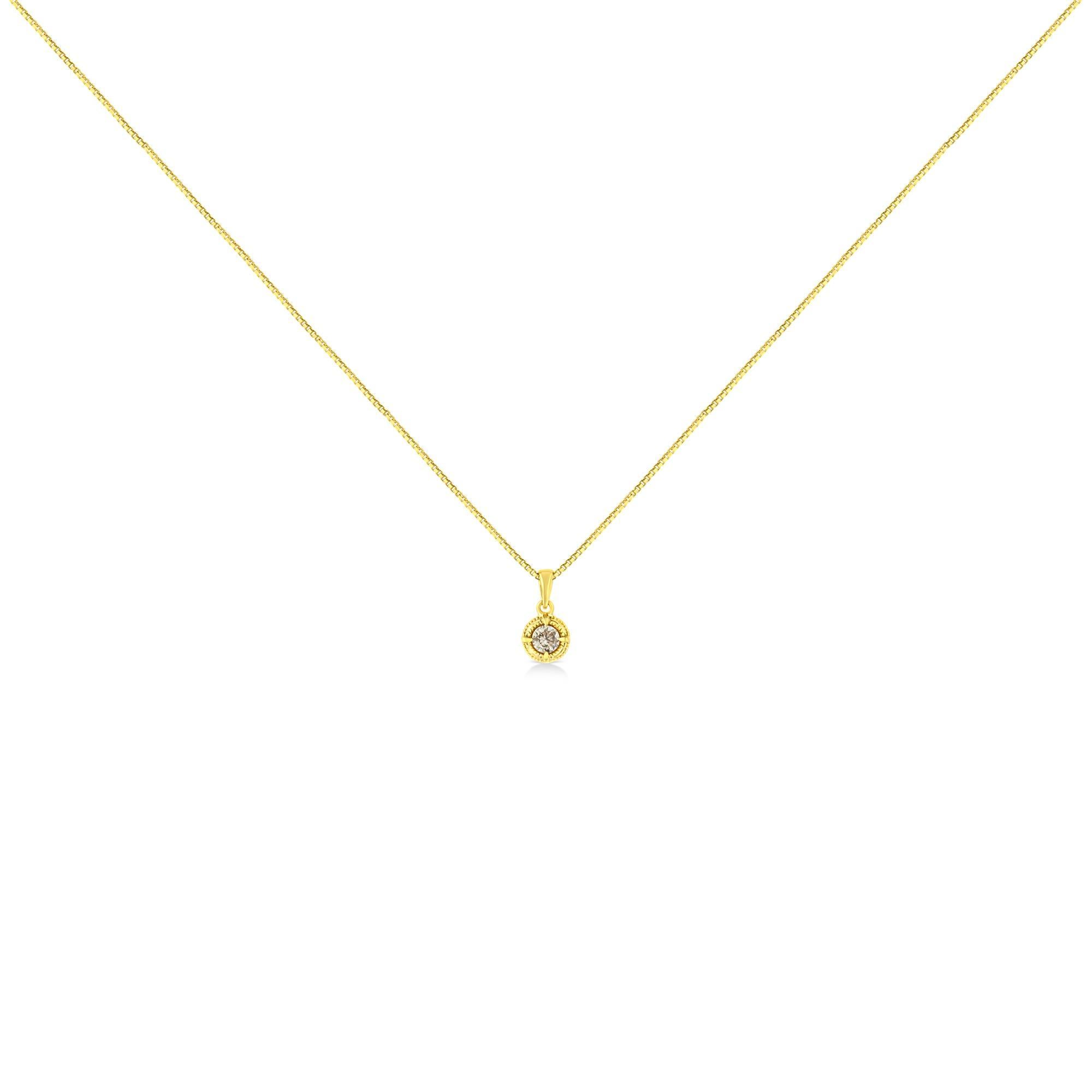 Certaines choses doivent être réinventées, c'est pourquoi nous avons créé ce collier de diamants solitaires. Ce collier solitaire unique est composé d'un seul diamant blanc, serti sur 4 anneaux dans une monture en argent 925. Ce diamant naturel de