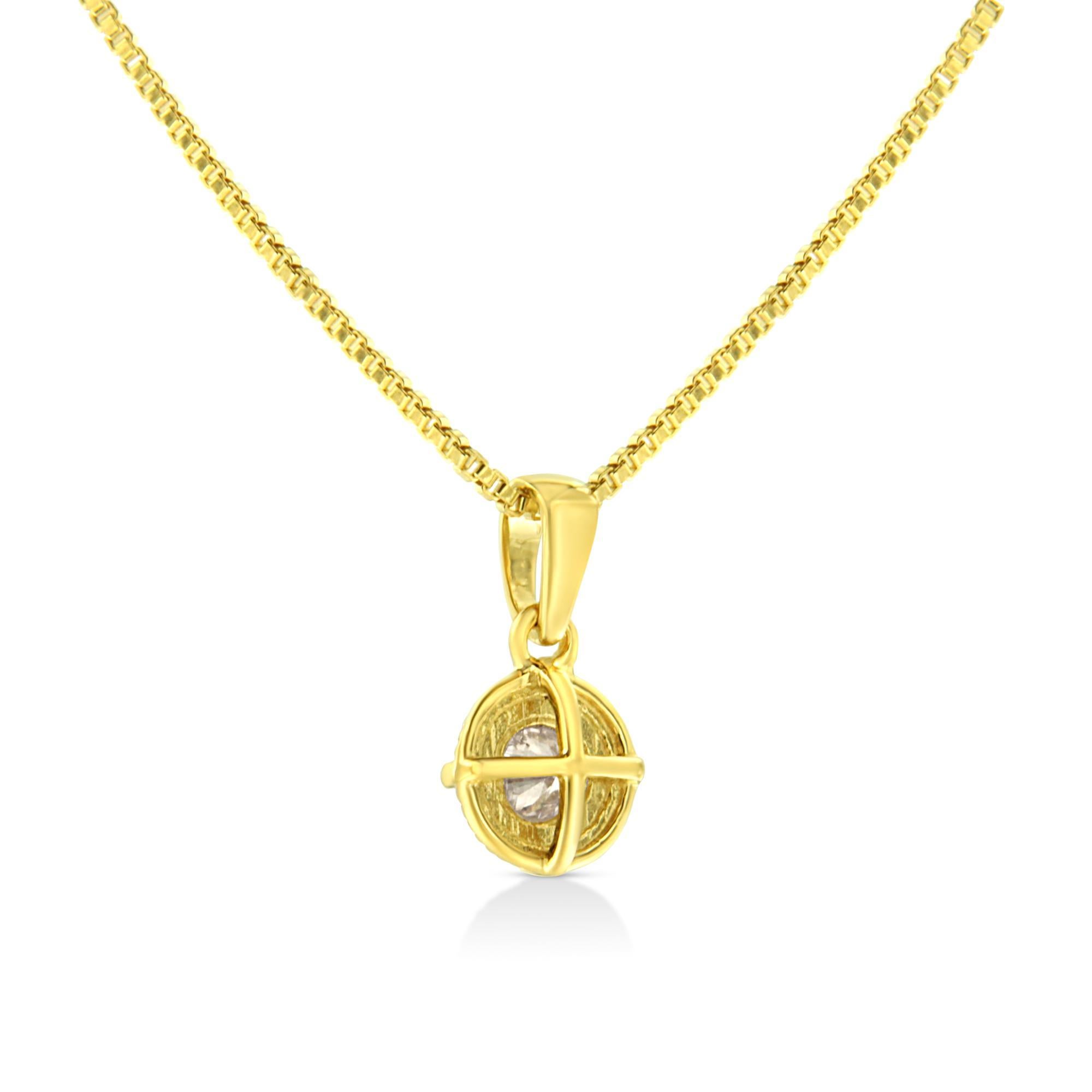 Taille ronde Collier pendentif solitaire en or jaune 14 carats sur argent sterling 1/5 carattw en vente
