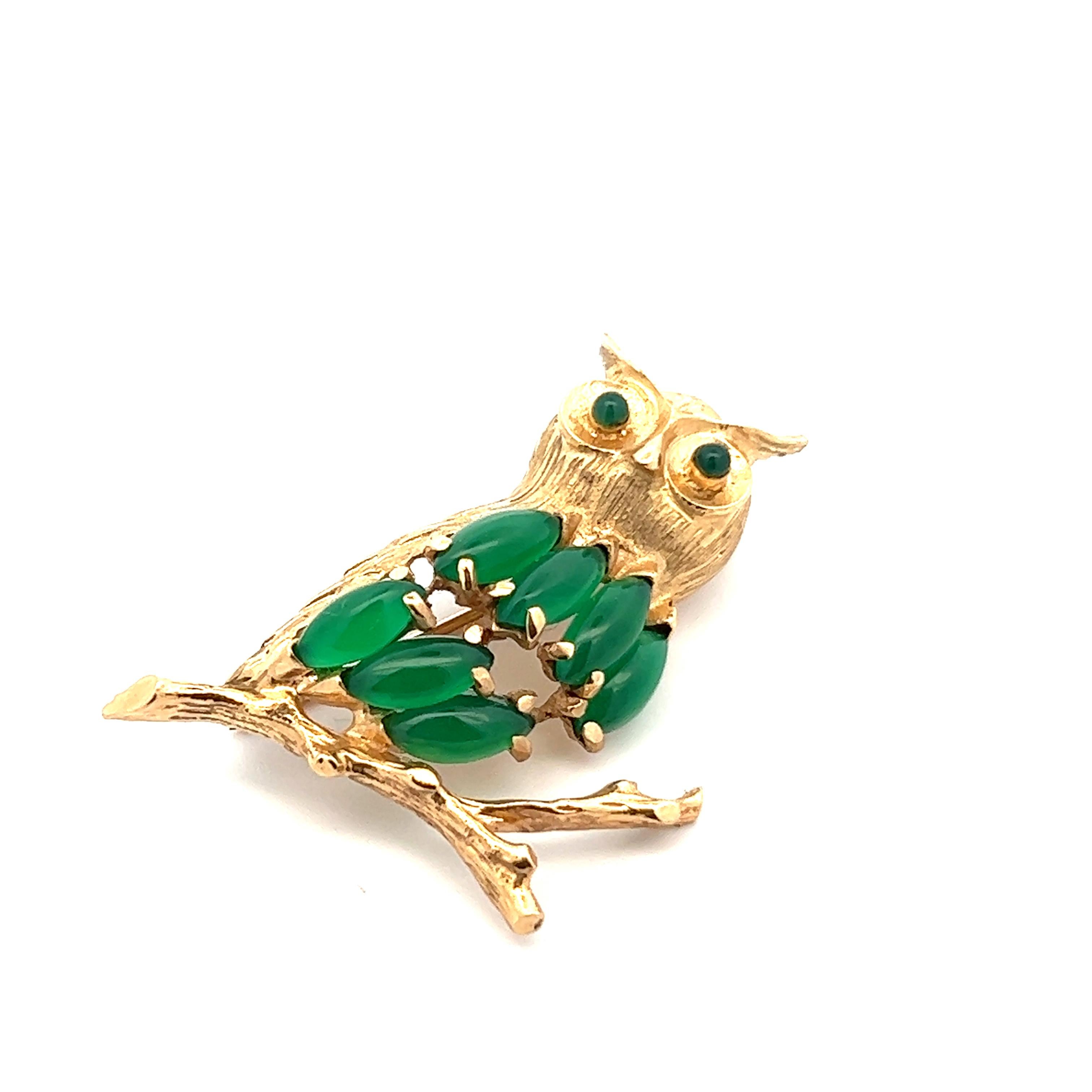 14K Yellow Gold Owl Pin with Chalcedony Body and Eyes  In Excellent Condition For Sale In Lexington, KY