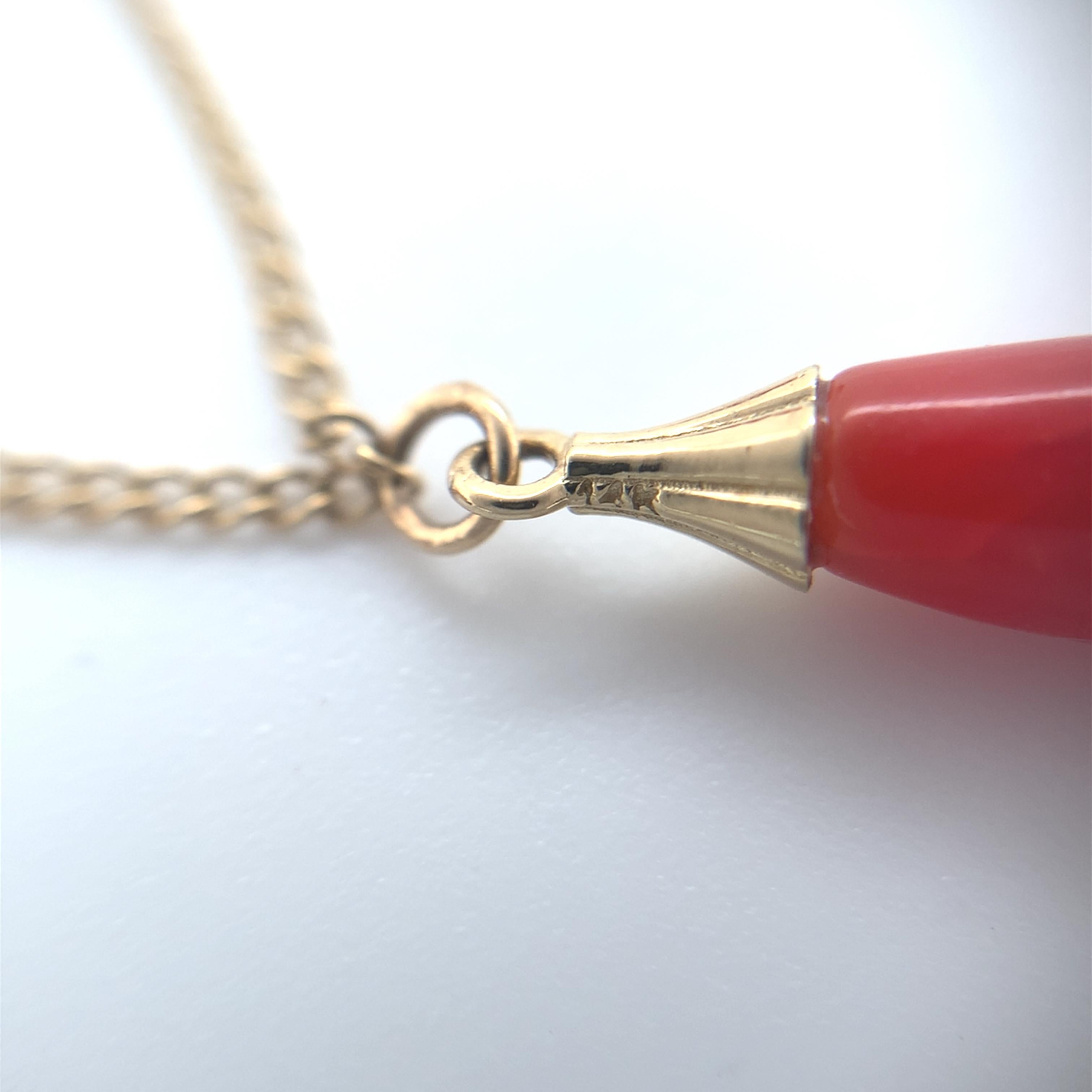 Donna Collana con briolette di corallo rosso sangue di bue in oro giallo 14K con 5 gocce di briolette da 18