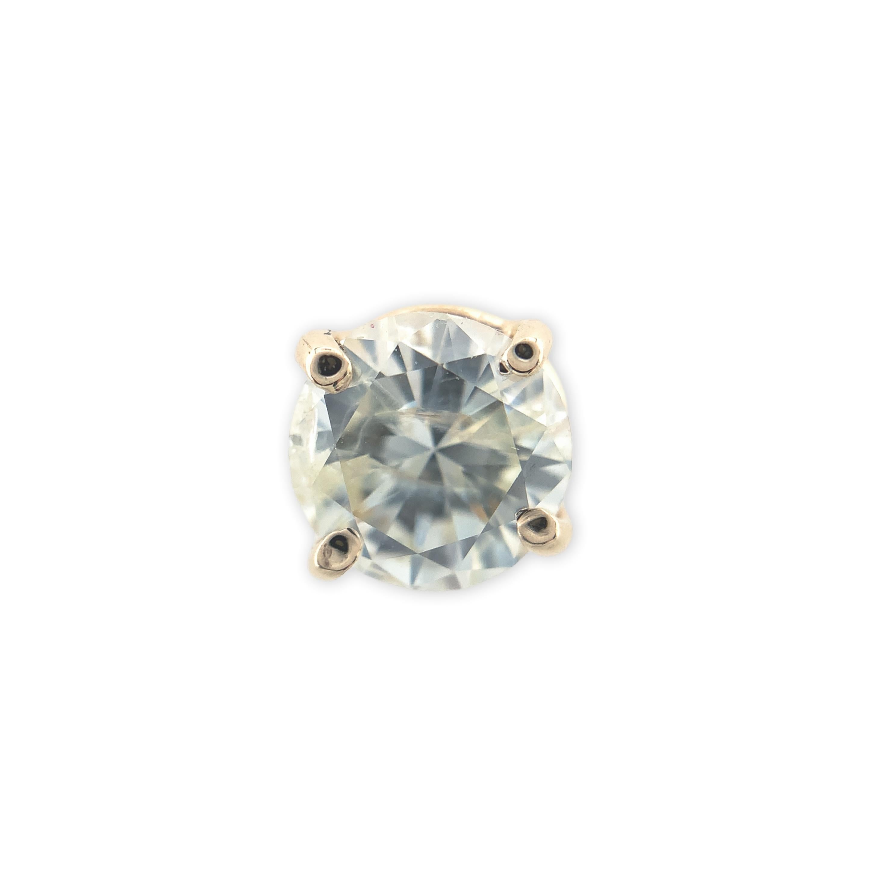 Paire de boucles d'oreilles solitaires en or jaune 14K. Les diamants ronds de taille brillant mesurent environ 5,8 mm et pèsent environ 0,75 carats chacun, soit 1,50 carats au total. Les diamants extraits de la terre sont sertis dans des paniers à