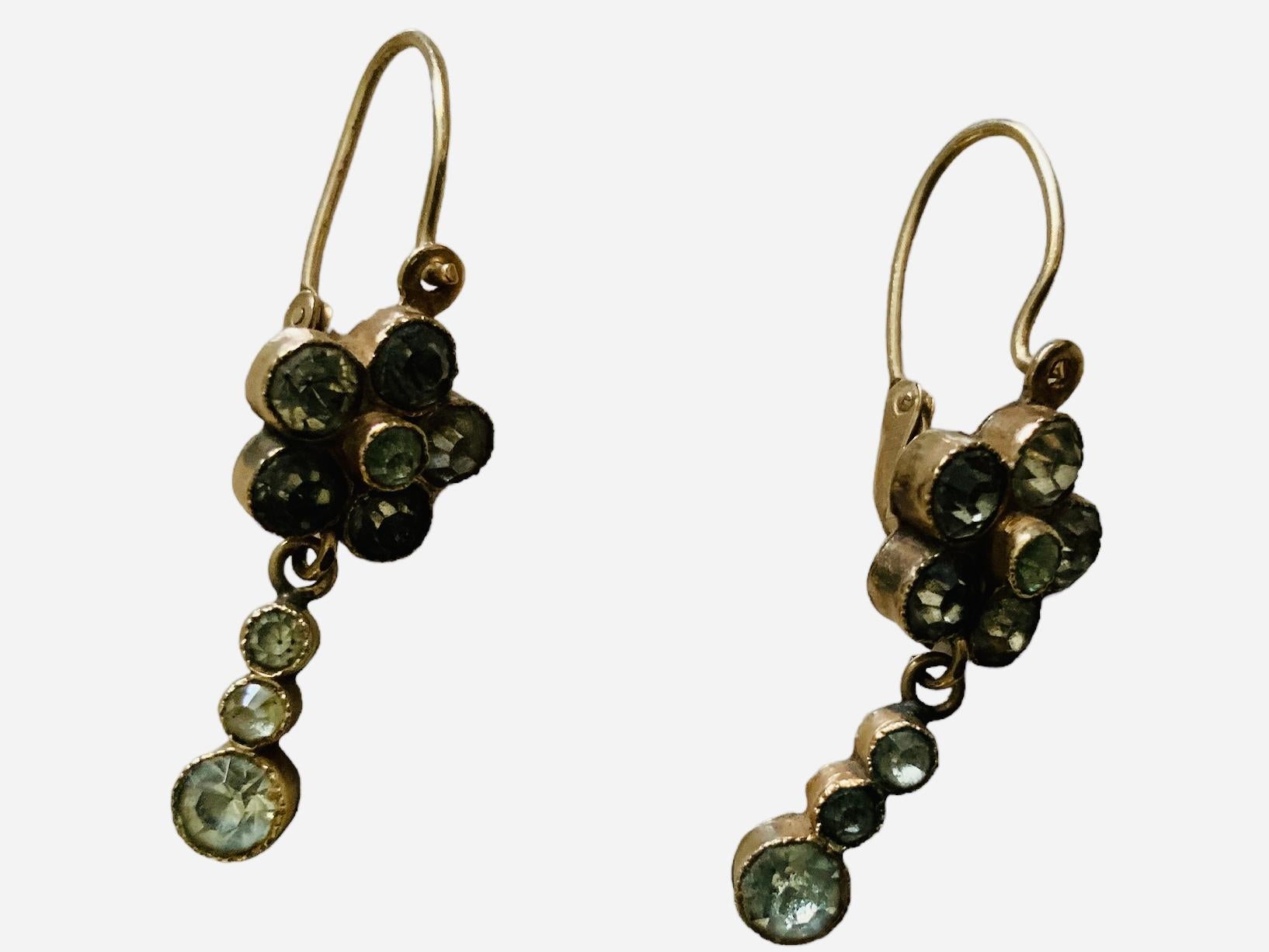 Romain classique  Paire de pendants d'oreilles en or jaune 14K en vente