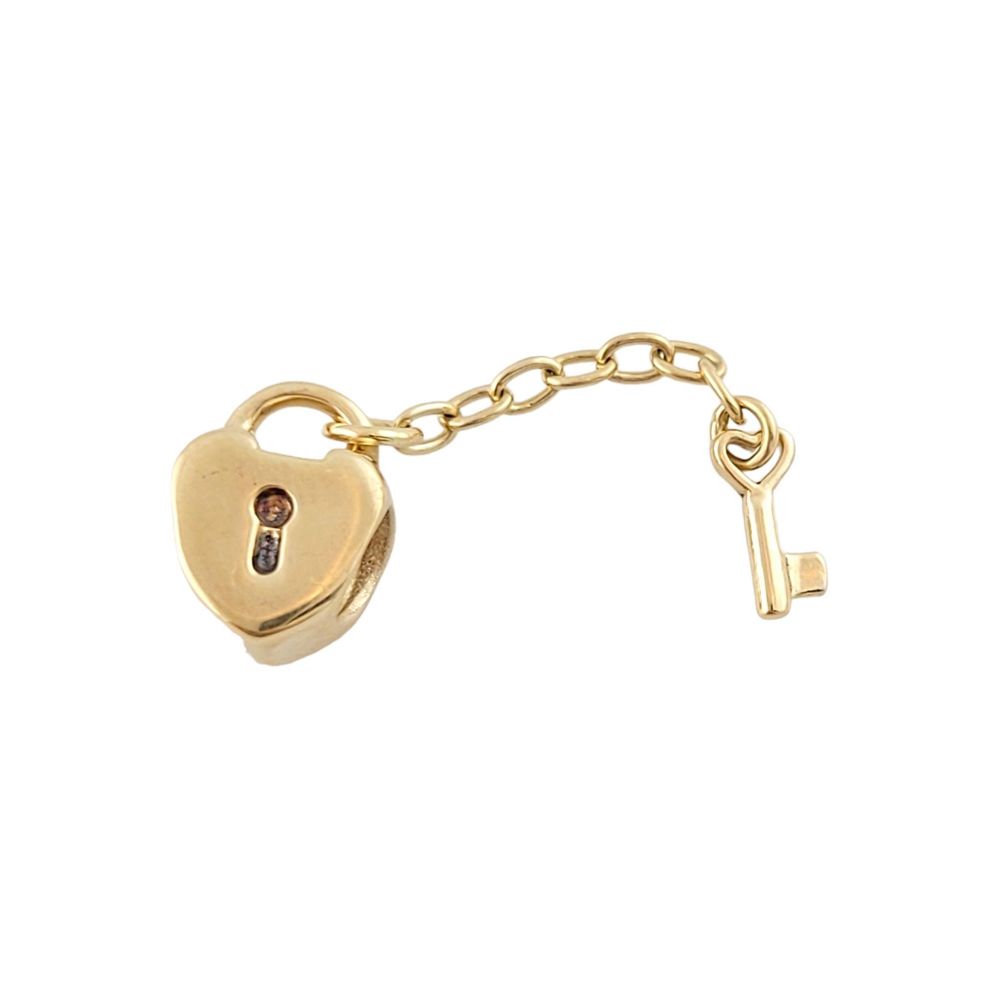 Vintage 14K Yellow Gold Pandora Heart Lock and Key Chain

This beautiful heart lock and key charm is the perfect gift for a loved one!

Size: 22mm X 9mm X 6mm

Weight: 3.0 g/ 1.9 dwt

Hallmark: G 585 ALE

Very good condition, professionally