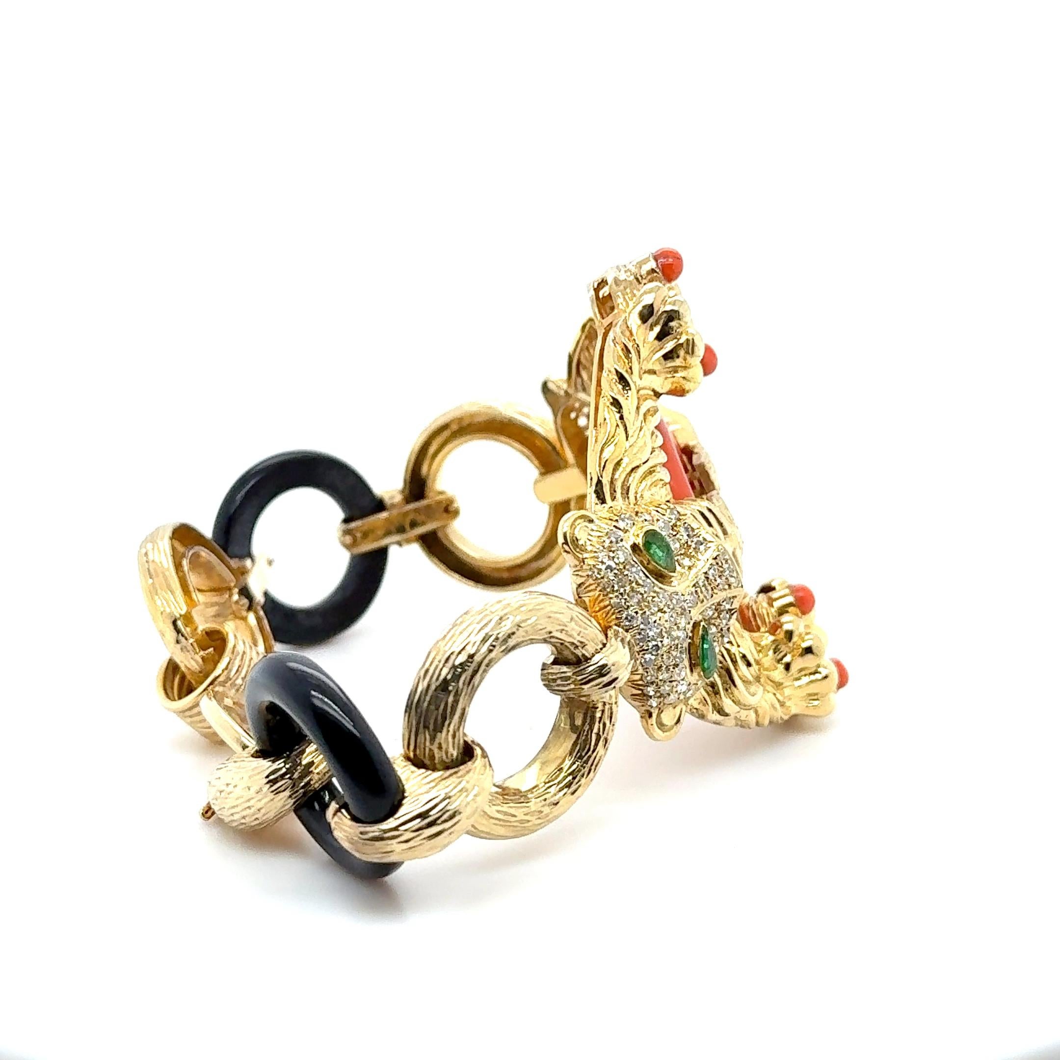 Este extraordinario brazalete de pantera de oro amarillo de 14 quilates es una rara pieza de coleccionista de nivel excepcional que exhibe un diseño atrevido, una artesanía excepcional y sorprendentes combinaciones de piedras preciosas. La pulsera
