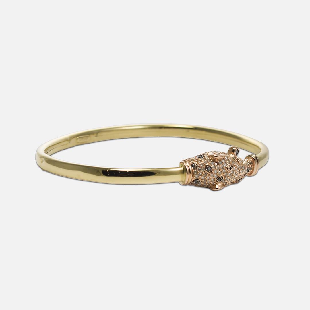 14k Gelbgold Panther Armreif Armband mit Diamanten.
Gestempelt 14k und Tests 57,5% Gold mit XRF-Analysator.
Der Armreif wiegt 8.8 Gramm.
Es gibt kleine runde Diamanten in den Panther Kopf, 0,33 Karat insgesamt, H Farbe und Si Klarheit.
Die