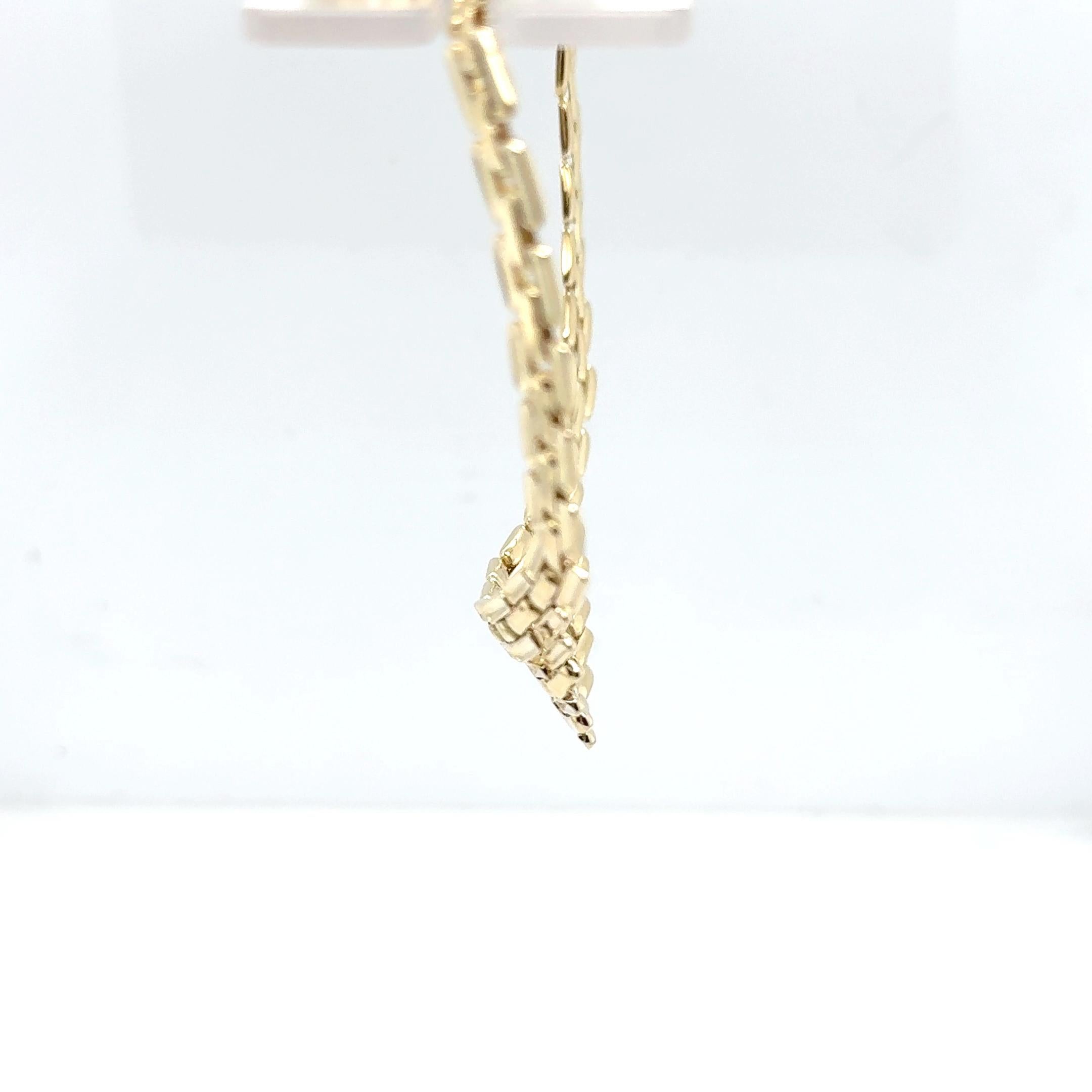 Cet élégant collier de style panthère en or jaune 14 carats, dont le centre mesure 16 mm de large et 15 pouces de long, avec un fermoir en boîte et une sécurité en forme de 8 pesant 32,1 grammes, met en valeur un collier en or lourd substantiel avec