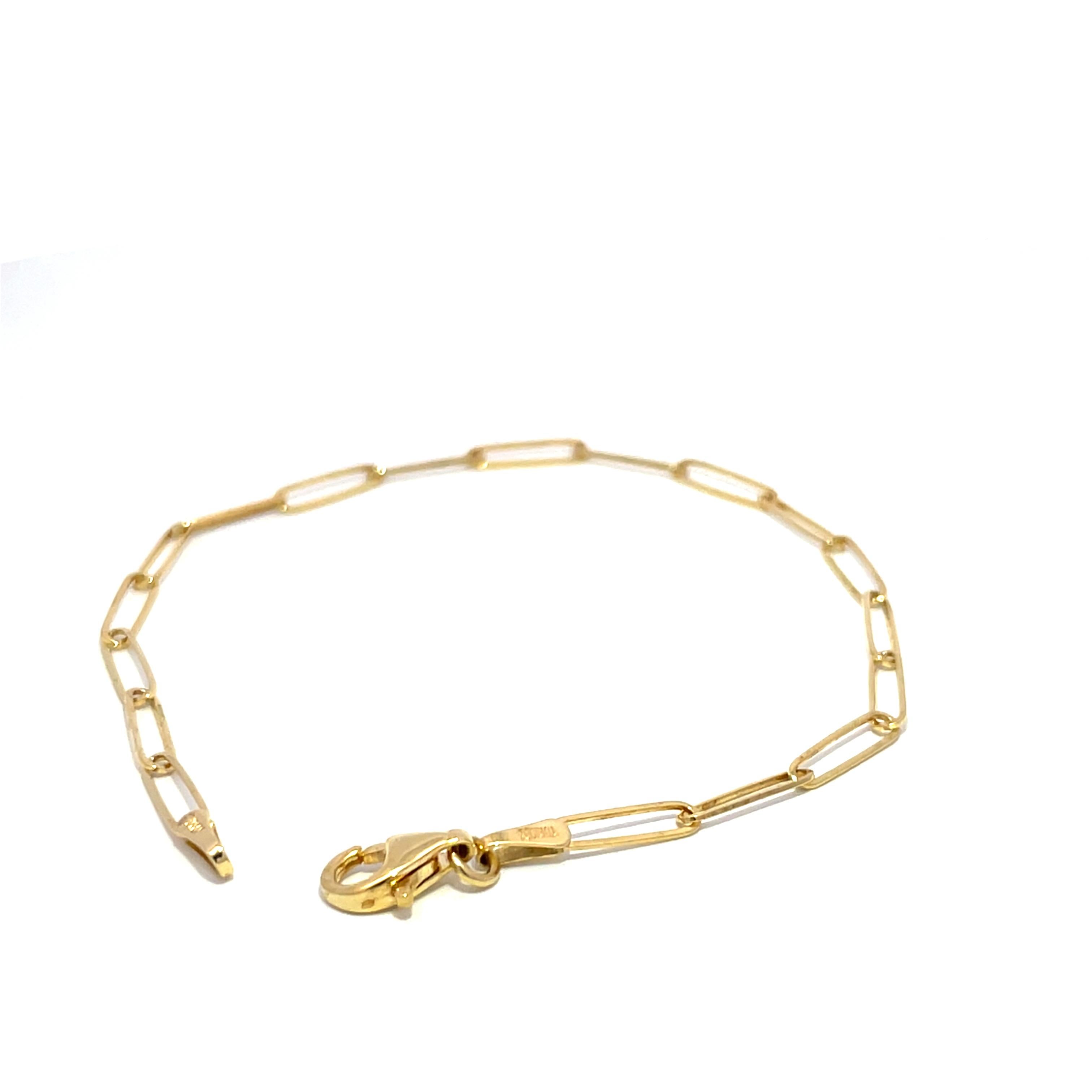 Eleva il tuo gioco di accessori con il nostro squisito bracciale a catena Paper Clip in oro giallo 14k, un pezzo straordinario che unisce perfettamente eleganza e design moderno. Realizzato in oro giallo Midas 14k di alta qualità, questo