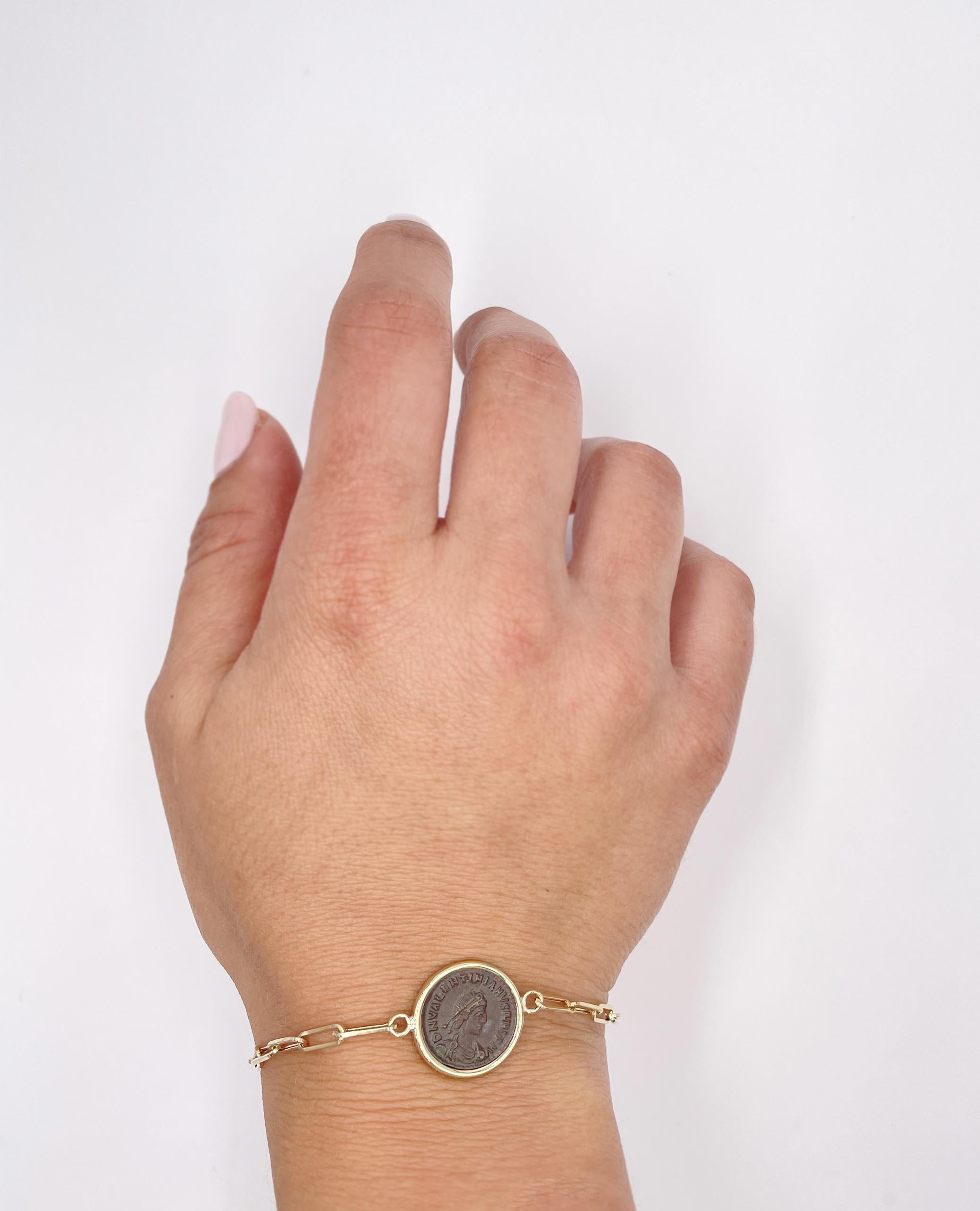14K Yellow Gold Paperclip Bracelet with Replica Roman Coin In New Condition In Old Tappan, NJ
