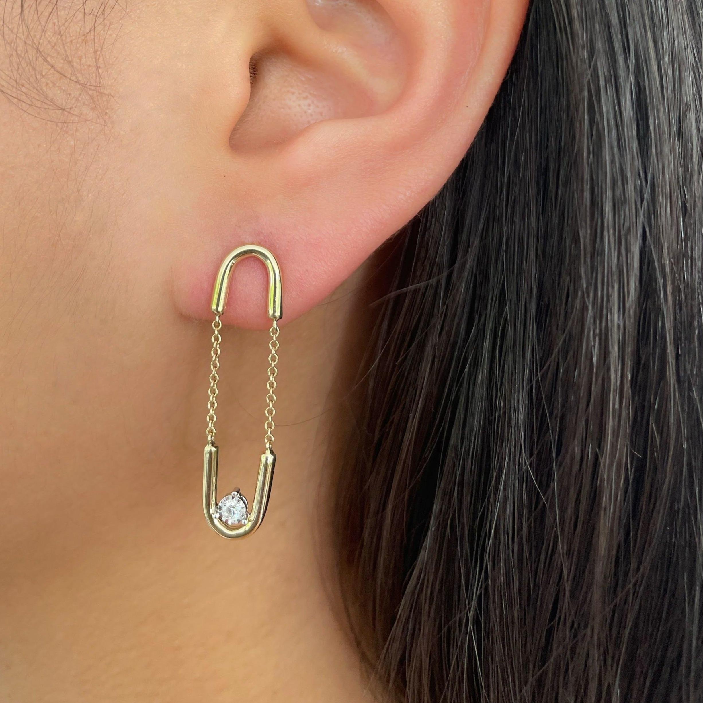 Boucles d'oreilles pendantes en or jaune 14K avec diamants et maillons de chaîne. 
Poids du diamant : 0,07ct
Qualité du diamant : couleur H, pureté SI
