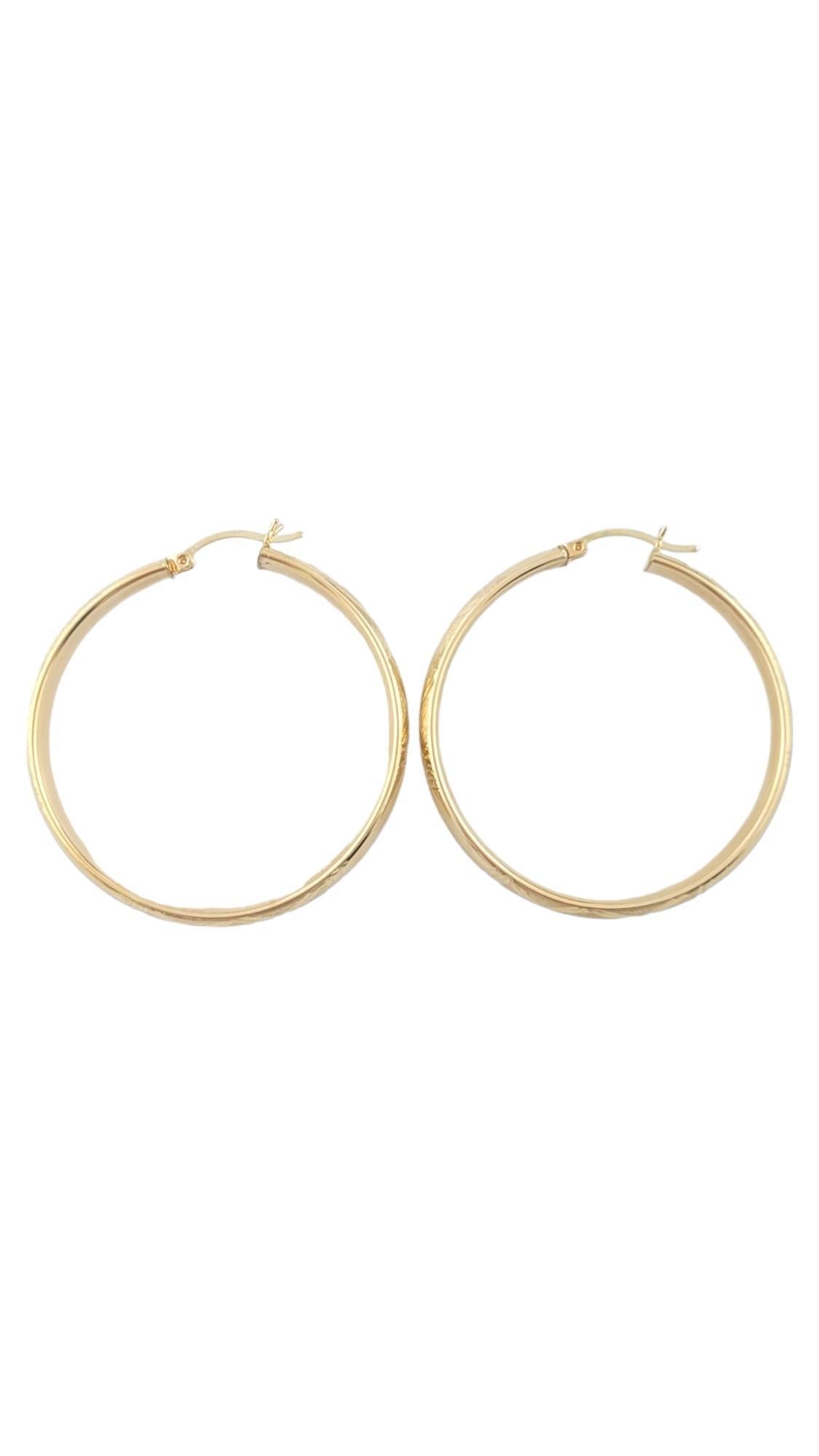 Vintage 14K Yellow Gold Patterned Hoop Earrings

This beautiful set of 14K yellow gold hoop earrings have a beautiful pattern around the outside!

Diameter: 44.74mm
Width: 6.0mm

Weight: 4.0 dwt/ 6.3 g

Hallmark: 14K

Very good condition,