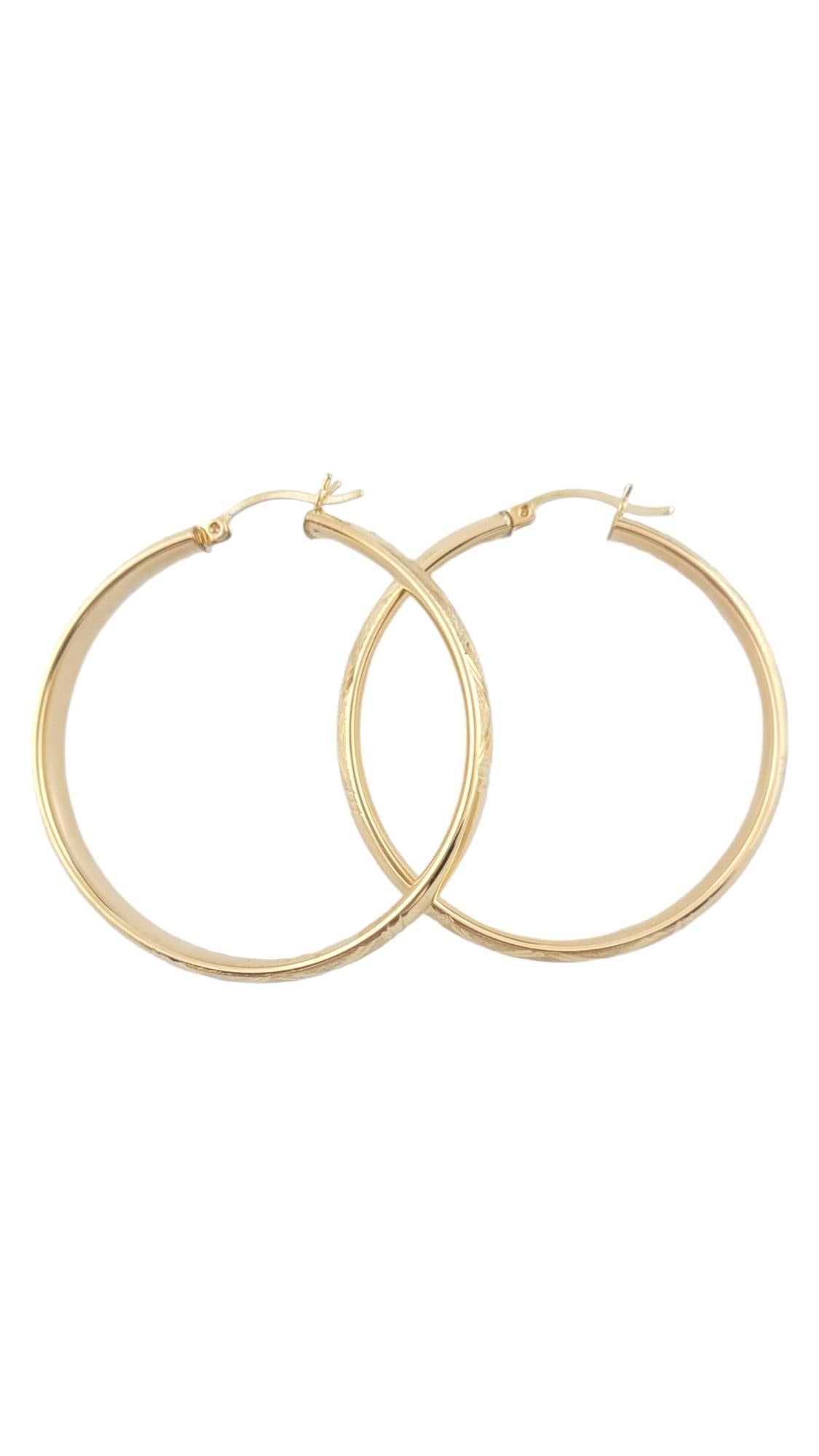 14K Yellow Gold Patterned Hoop Earrings #16196 In Good Condition For Sale In Washington Depot, CT