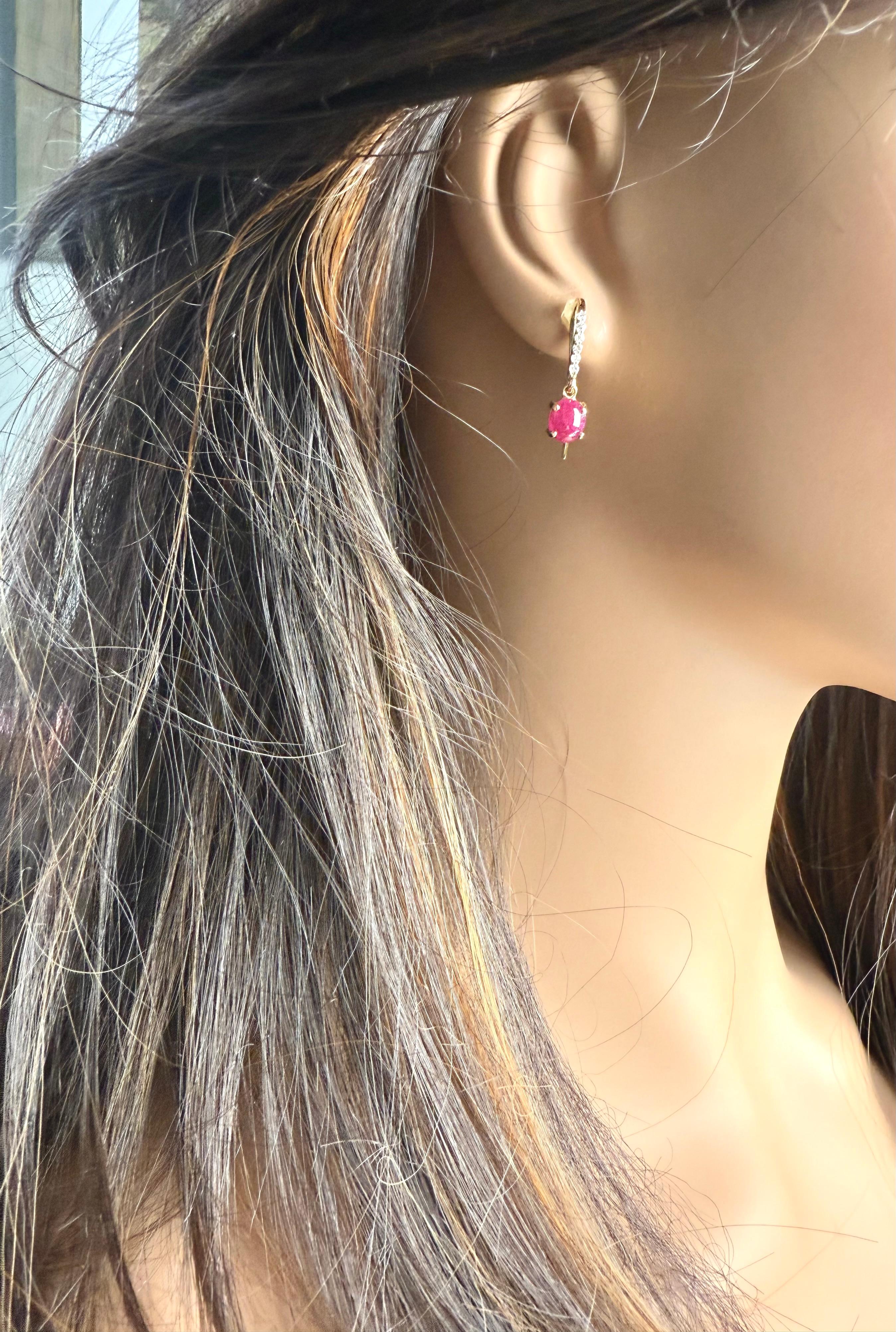 14K Gelbgold Shepherd Creolen mit Pavé-Diamant und Burma-Rubin im Angebot 1