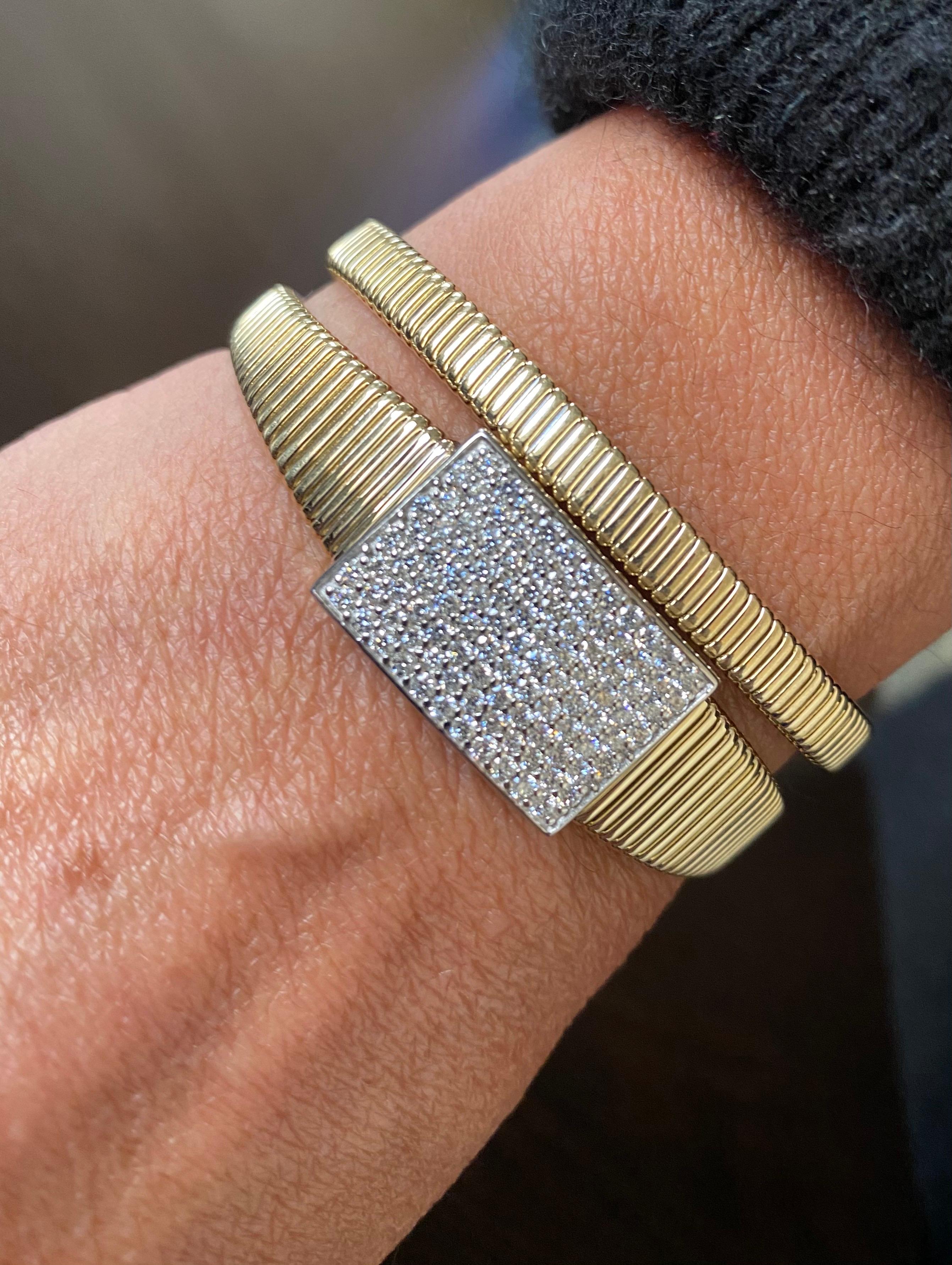 Moderne Bracelet jonc en or jaune 14 carats avec diamants pavés de 2 carats en vente