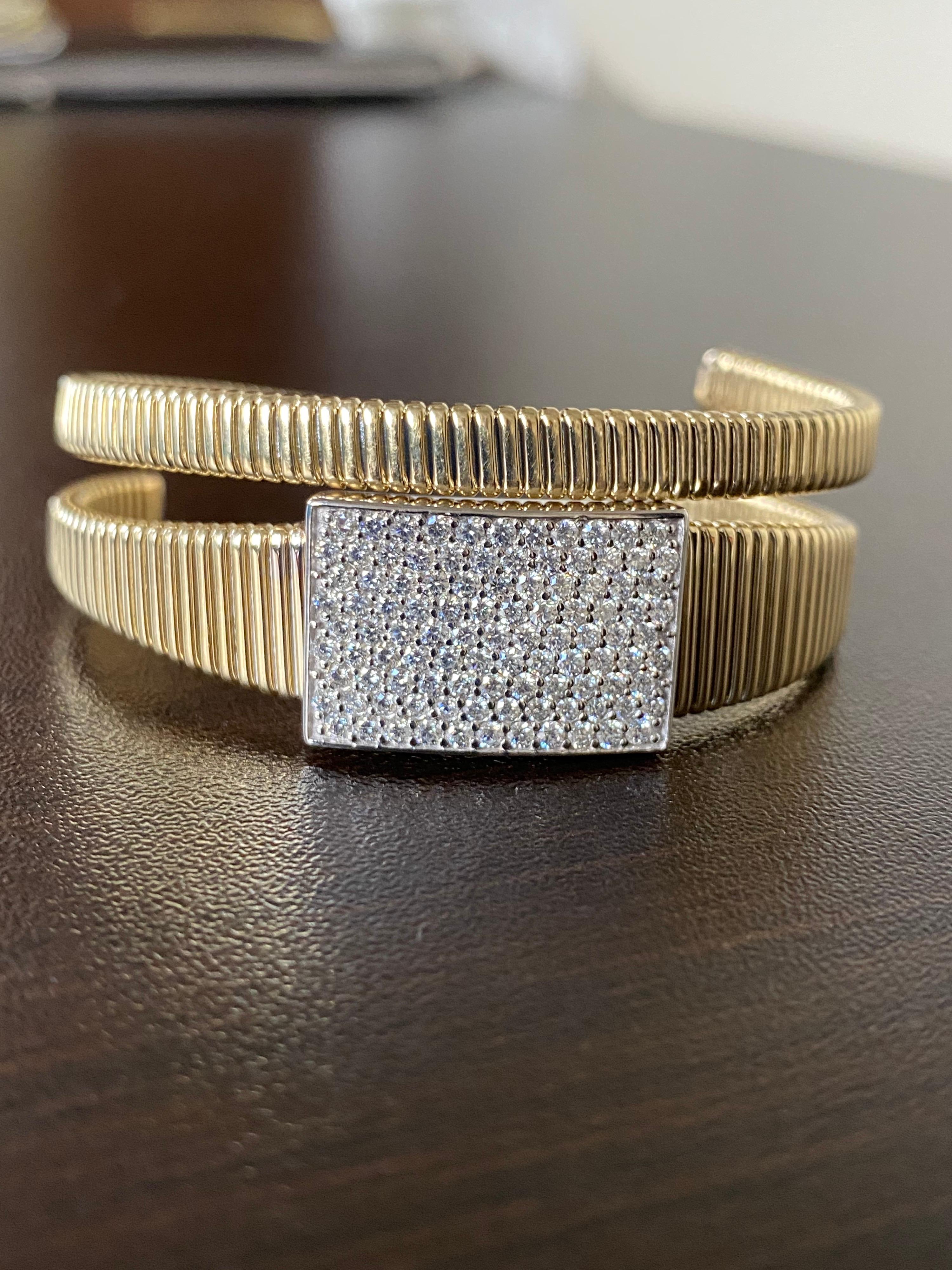 Bracelet jonc en or jaune 14 carats avec diamants pavés de 2 carats Pour femmes en vente