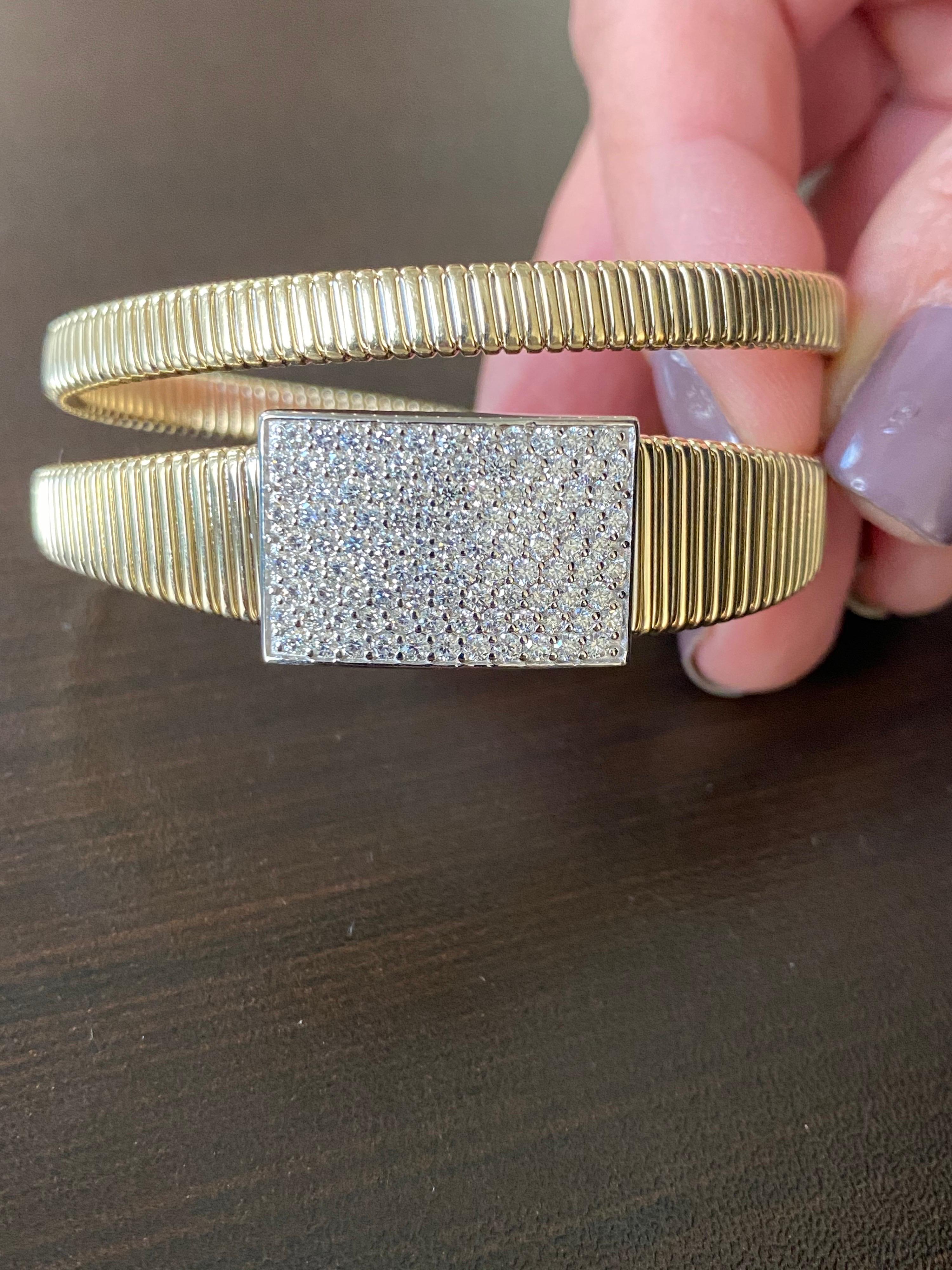Bracelet jonc en or jaune 14 carats avec diamants pavés de 2 carats en vente 1