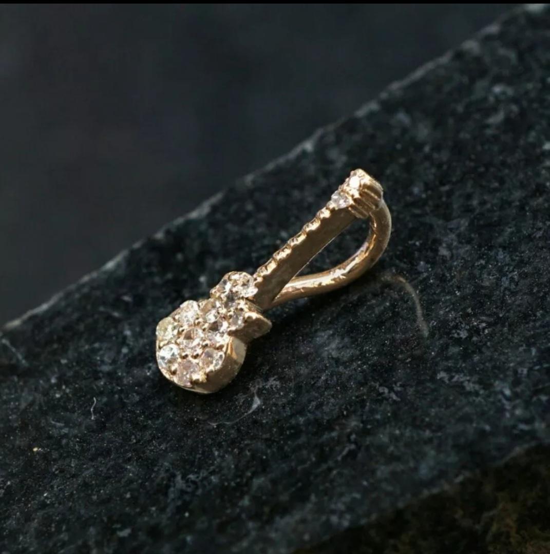 Taglio rotondo Ciondolo con charme per chitarra in oro giallo 14k con diamanti in pavé Ciondolo per amanti della musica in vendita