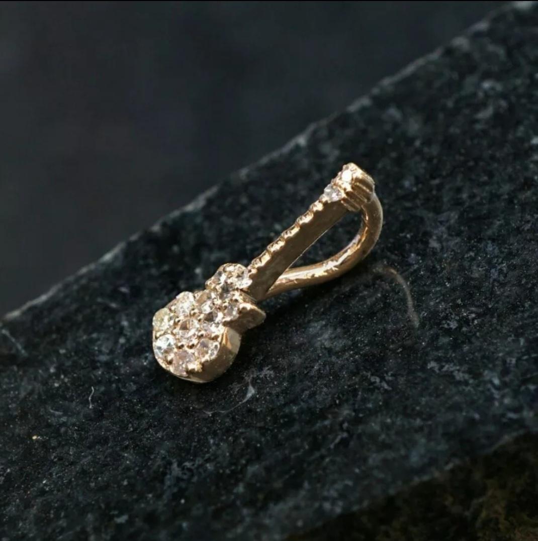 Ciondolo con charme per chitarra in oro giallo 14k con diamanti in pavé Ciondolo per amanti della musica In condizioni Nuovo in vendita a Chicago, IL