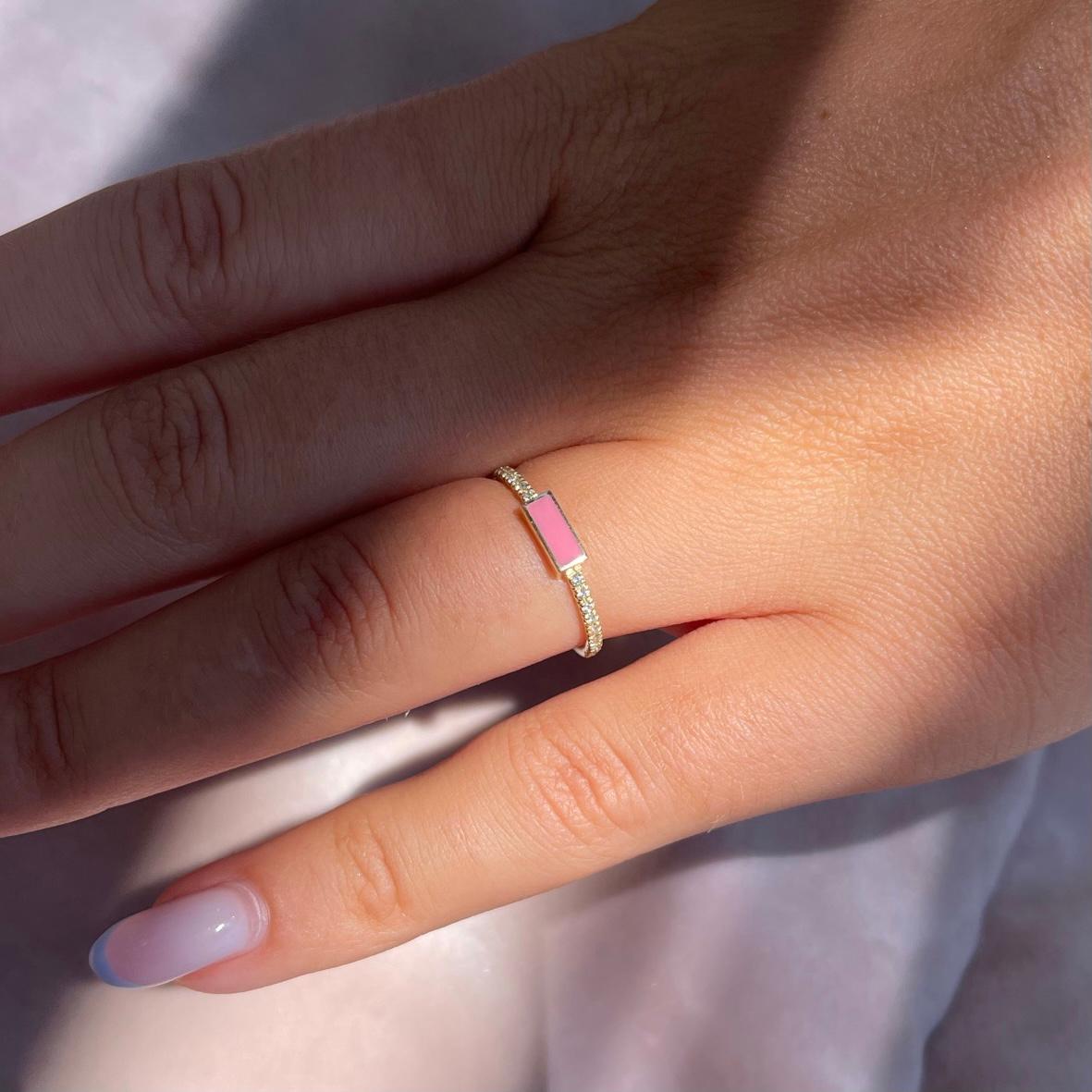 Im Angebot: Rechteckiger Shlomit Rogel-Ring aus 18 Karat Gelbgold mit Pavé-Diamant und rosa Emaille () 5