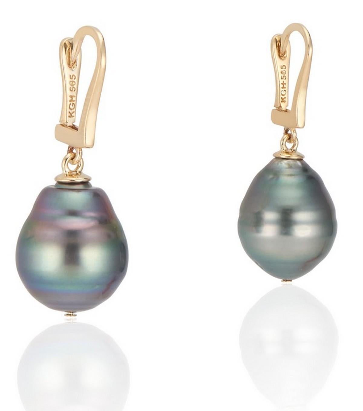 Valorizza il tuo abbigliamento quotidiano con la sottile raffinatezza dei nostri orecchini a goccia di perle barocche in oro giallo 14K. Questi eleganti orecchini abbinano un'elegante e lucida chiusura a leva in oro a una singolare e lucente perla