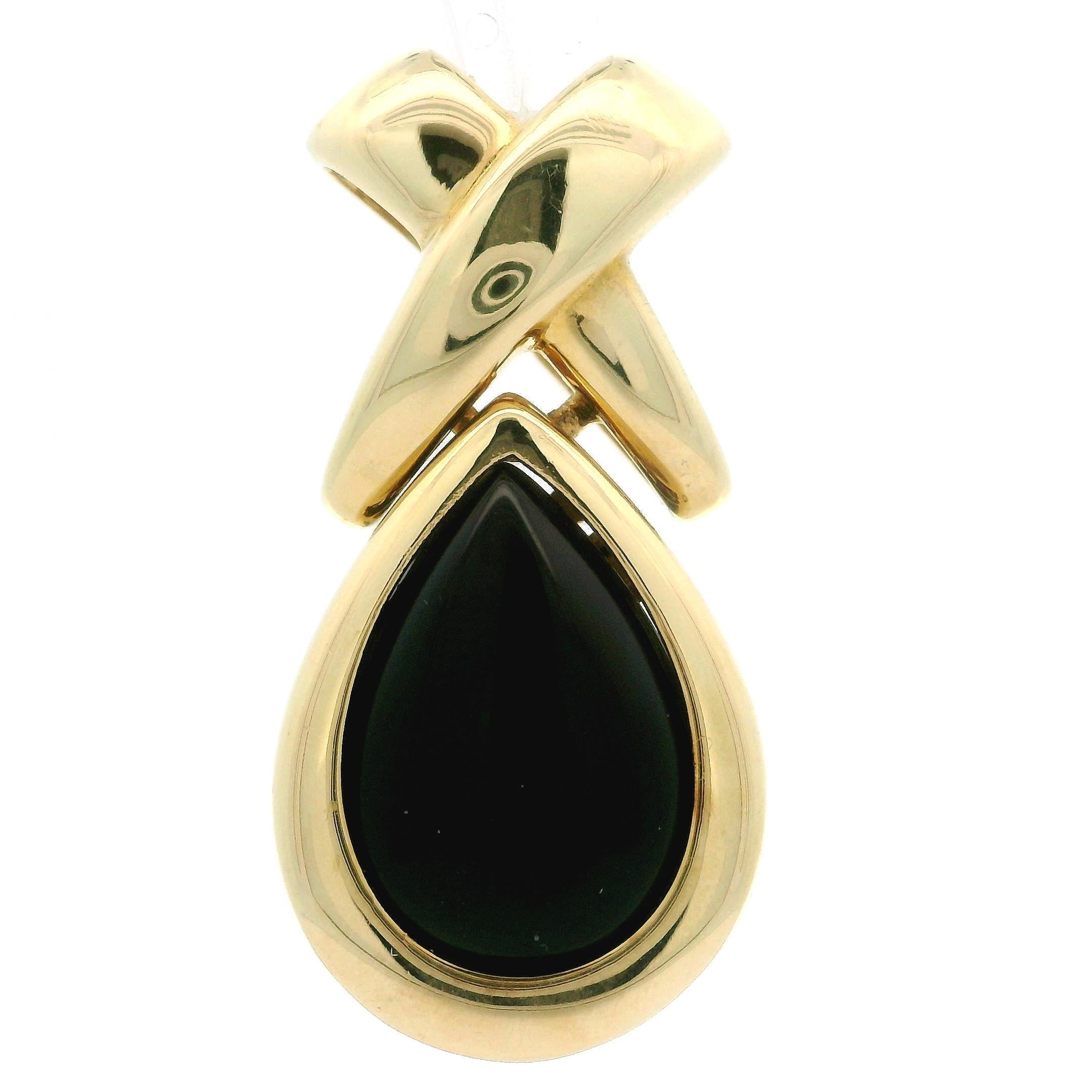 --Pierre(s) :...
(1) Onyx noir véritable naturel - Cabochon poire - Serti - 115.5x17mm (approx.)

MATERIAL : Or jaune massif 14k
Poids : 10,0 grammes
Type de chaîne : Non inclus
Largeur : 16,7 mm (0,65