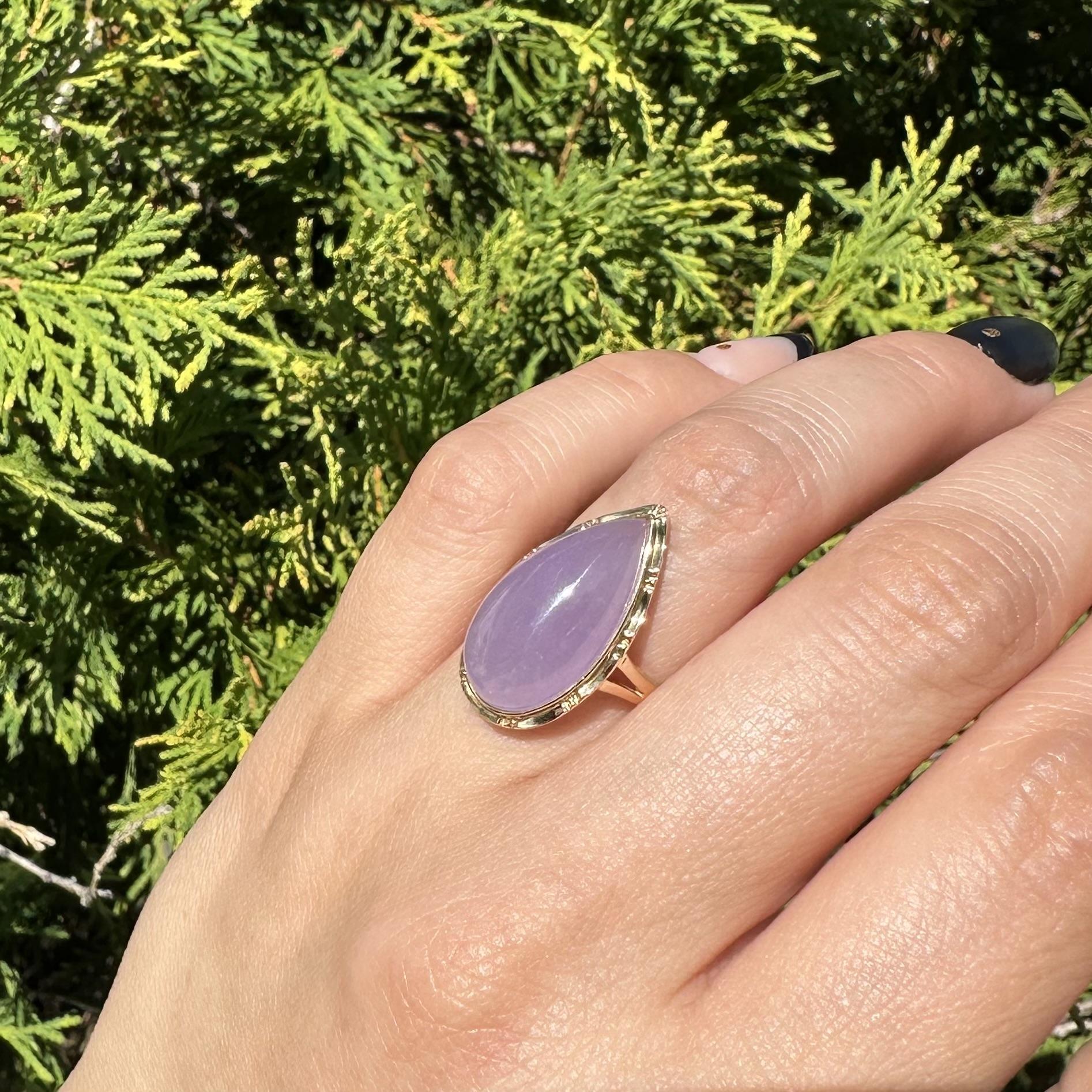 Bague Halo en or jaune 14k Jade Lavande en forme de poire avec cabochon Bambou travaillé en or en vente 10