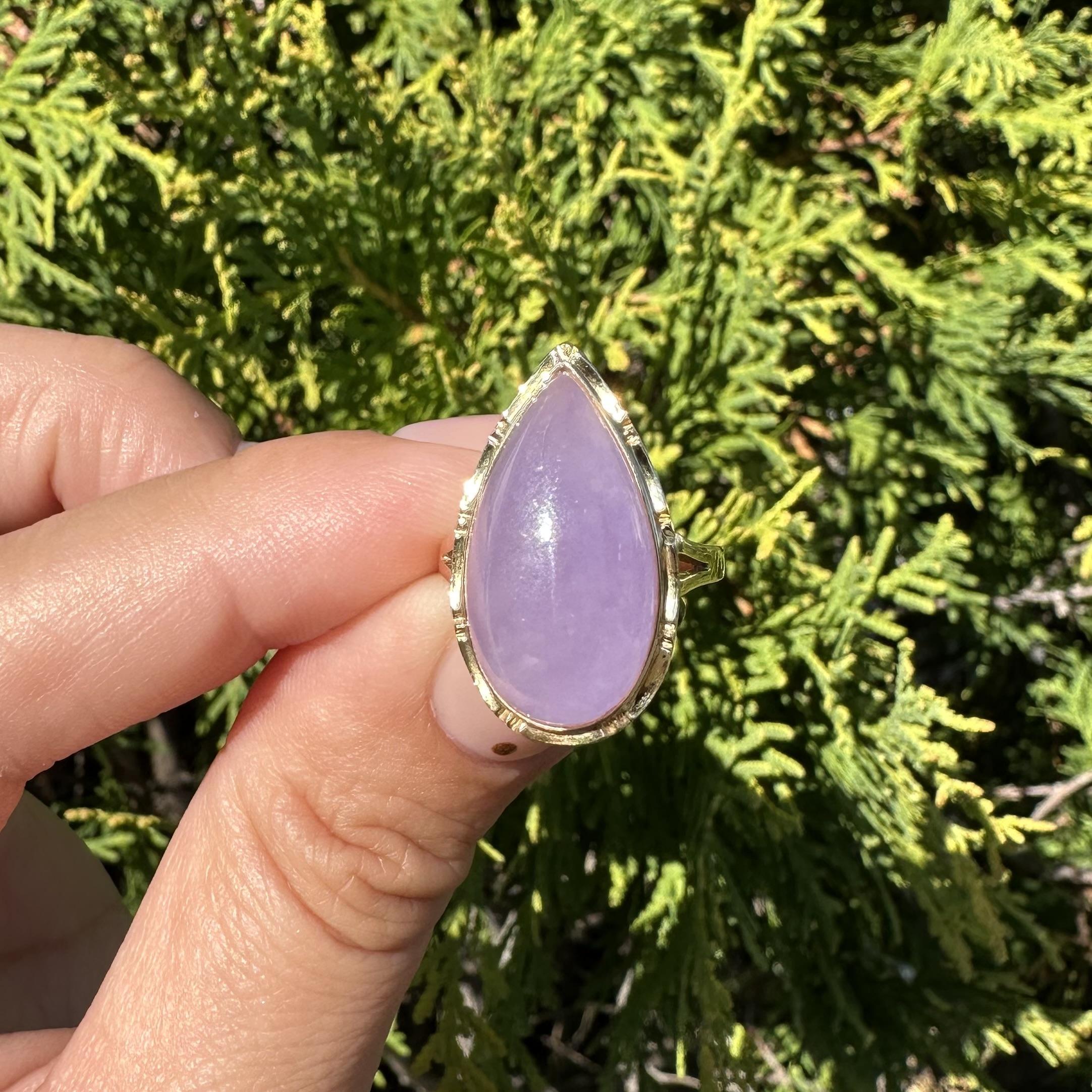 Bague Halo en or jaune 14k Jade Lavande en forme de poire avec cabochon Bambou travaillé en or en vente 11