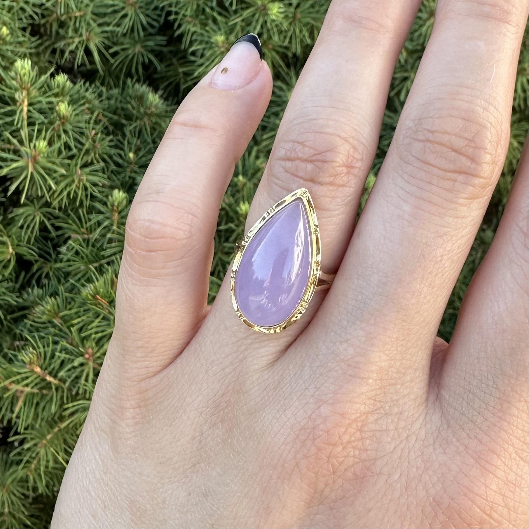 --Pierre(s) :...
(1) Jade véritable naturel - Cabochon poire - Bezek Set - Couleur violet lavande - 20.6x11.1mm (approx.)

MATERIAL : Or jaune 14k massif
Poids : 4,97 grammes
Taille de la bague : 6.0 (ajustée sur un doigt. Nous pouvons personnaliser