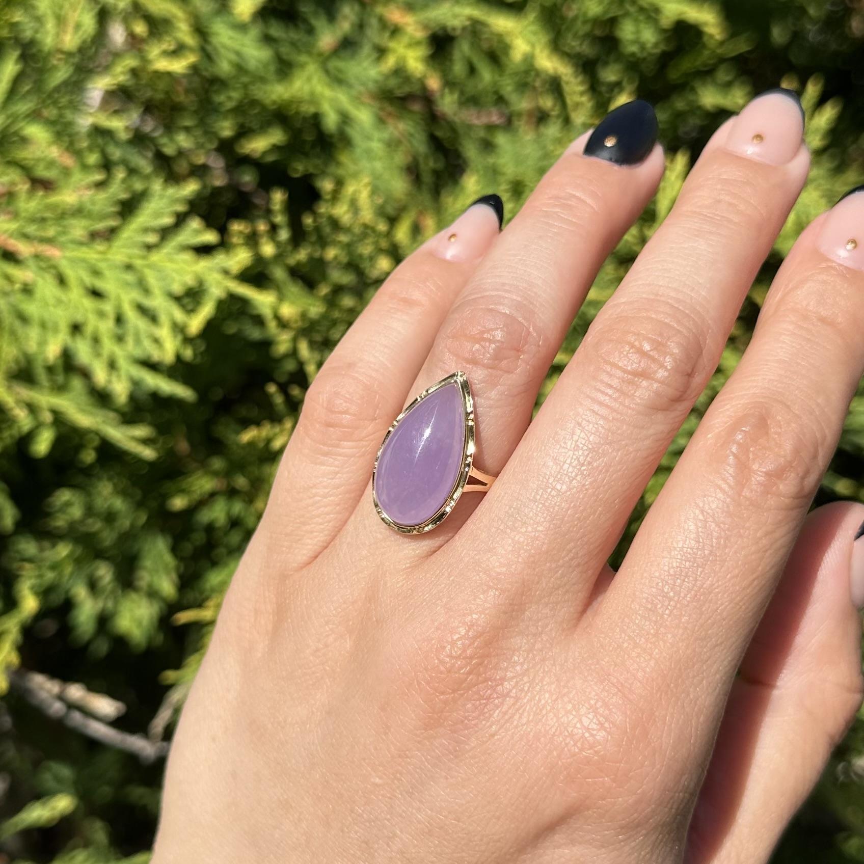 Taille cabochon Bague Halo en or jaune 14k Jade Lavande en forme de poire avec cabochon Bambou travaillé en or en vente