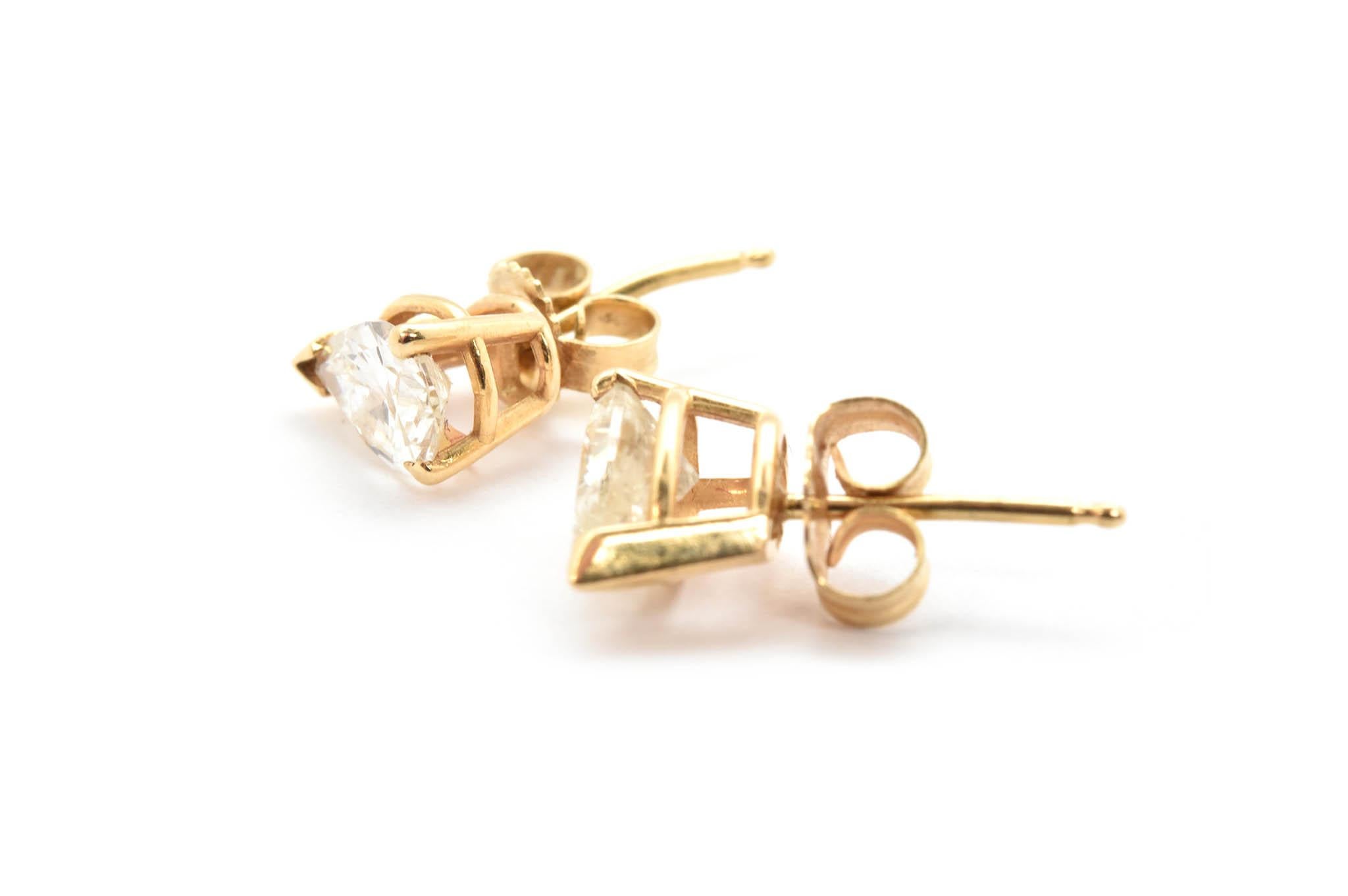 14 Karat Yellow Gold Pear Cut 1.00 Carat Diamond Stud Earrings In Excellent Condition In Scottsdale, AZ