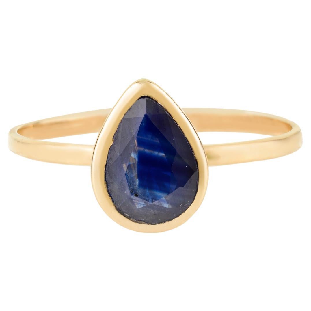 Anillo solitario minimalista de oro amarillo de 14 quilates con zafiro azul talla pera para uso diario