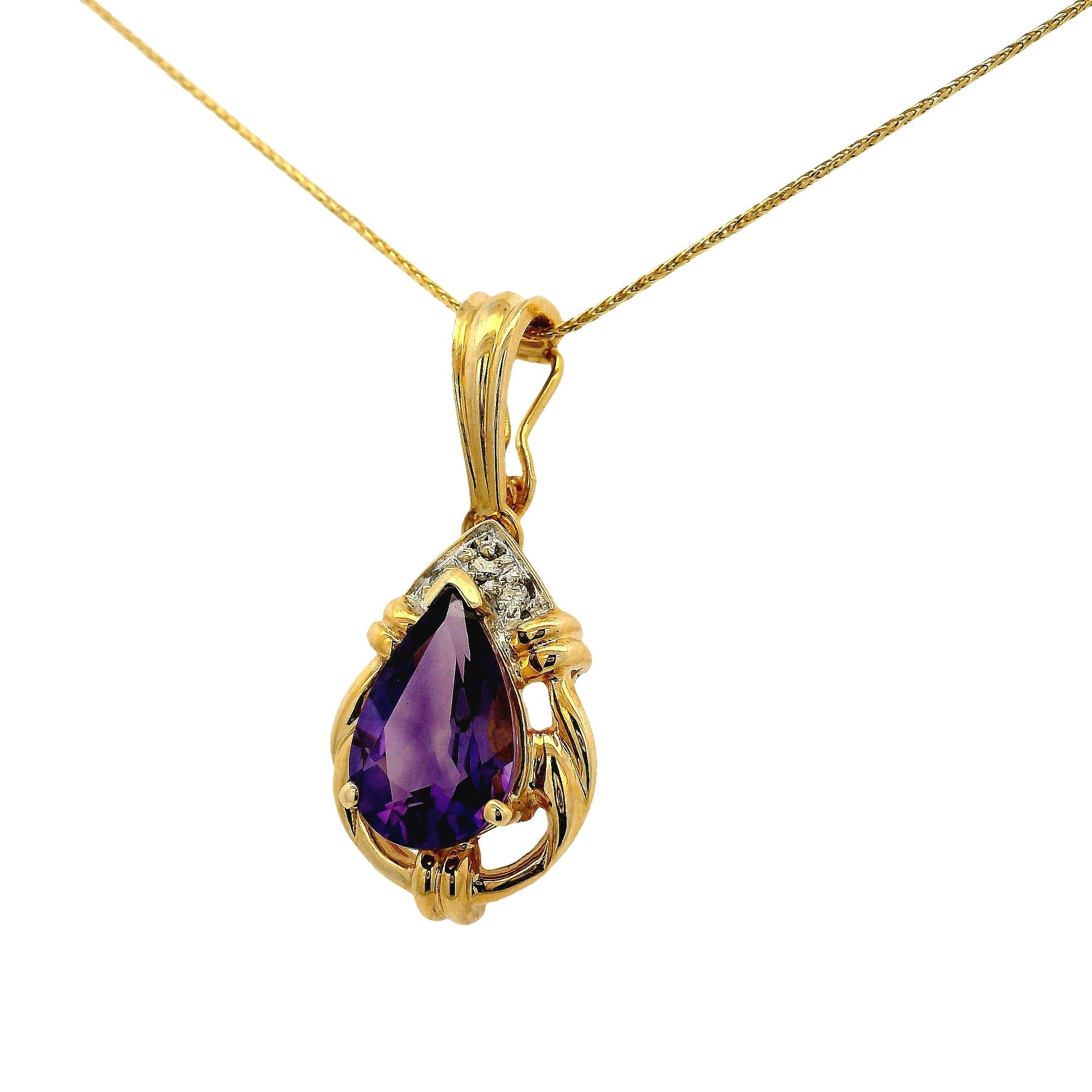 14k Yellow Gold Pear Shape Amethyst Pendant Necklace with Round Diamonds Moderno en venta