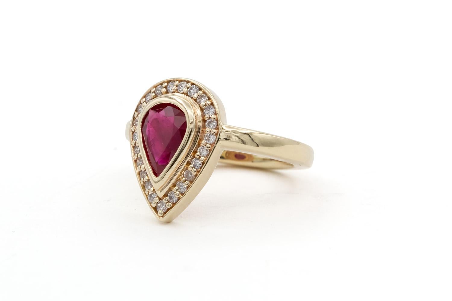 Contemporary 14k Yellow Gold Pear Shape Ruby & Diamond Ladies Cocktail Fashion Ring For Sale
