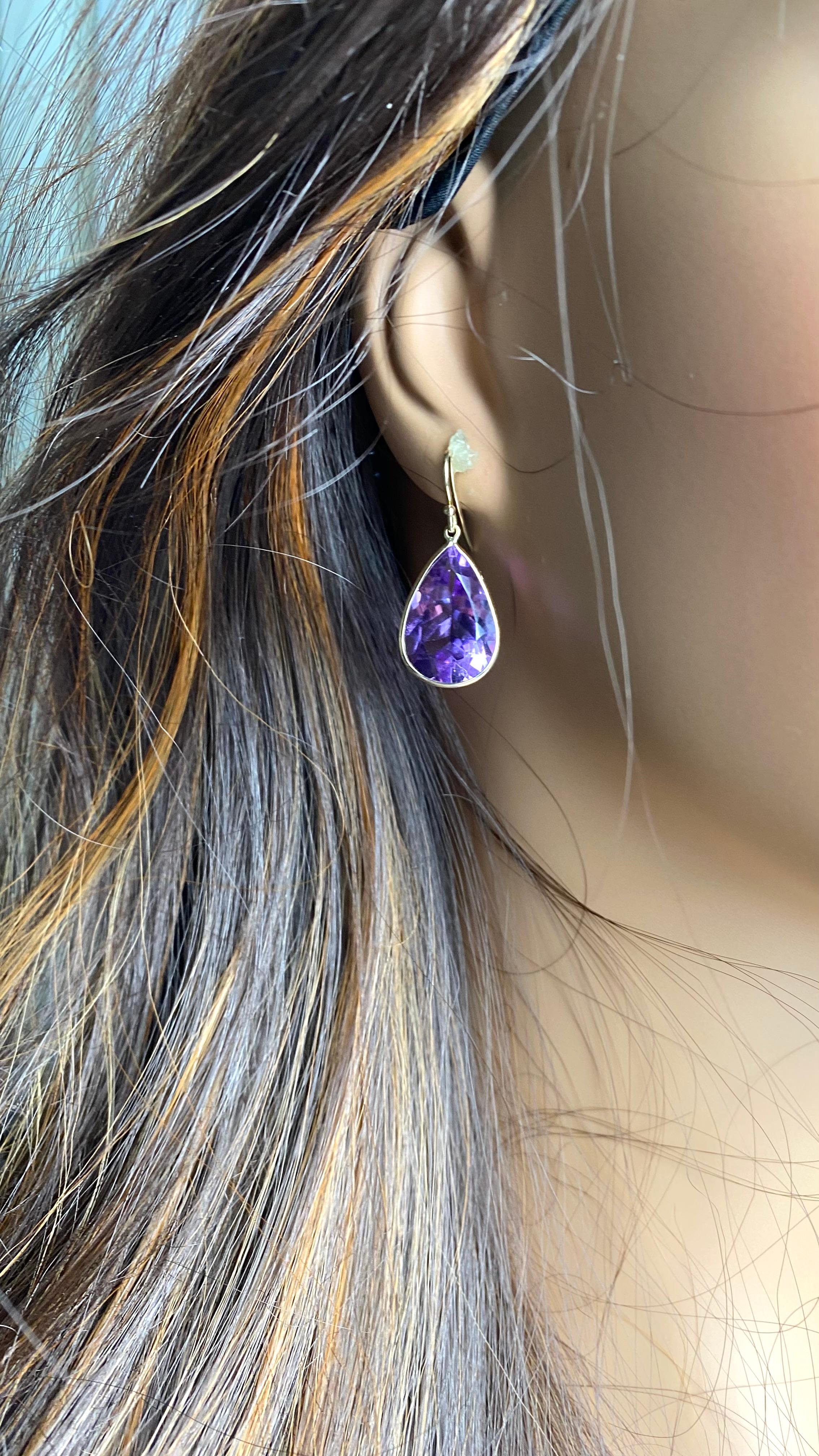 14K Yellow Gold Pear-Shaped Amethyst Shepherd Hoop Drop Earrings In Good Condition For Sale In New York, NY