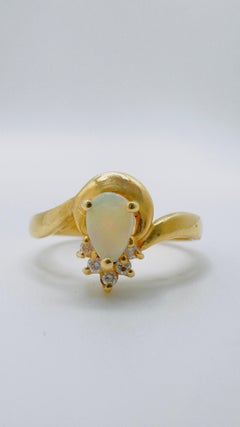Ring aus 14-karätigem Gelbgold mit Opal in Birnenform und Diamanten