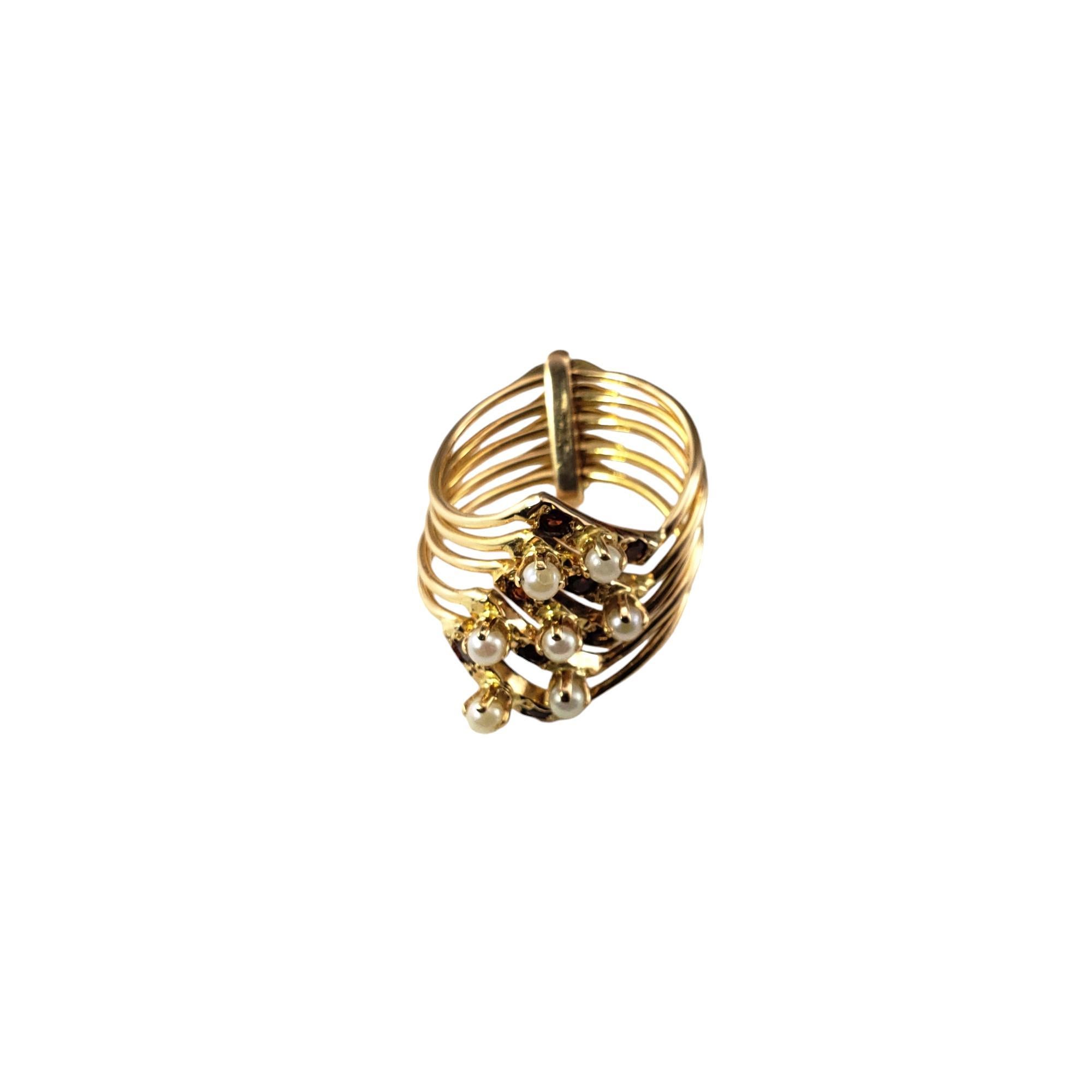 Bague multi-bandes en or jaune 14K avec perles et quartz citrine Taille 5.75 

Cette bague à cinq anneaux présente des perles de culture de taille et huit pierres de quartz citrine serties dans de l'or jaune 14K classique.  

Largeur : 16 mm.  Queue