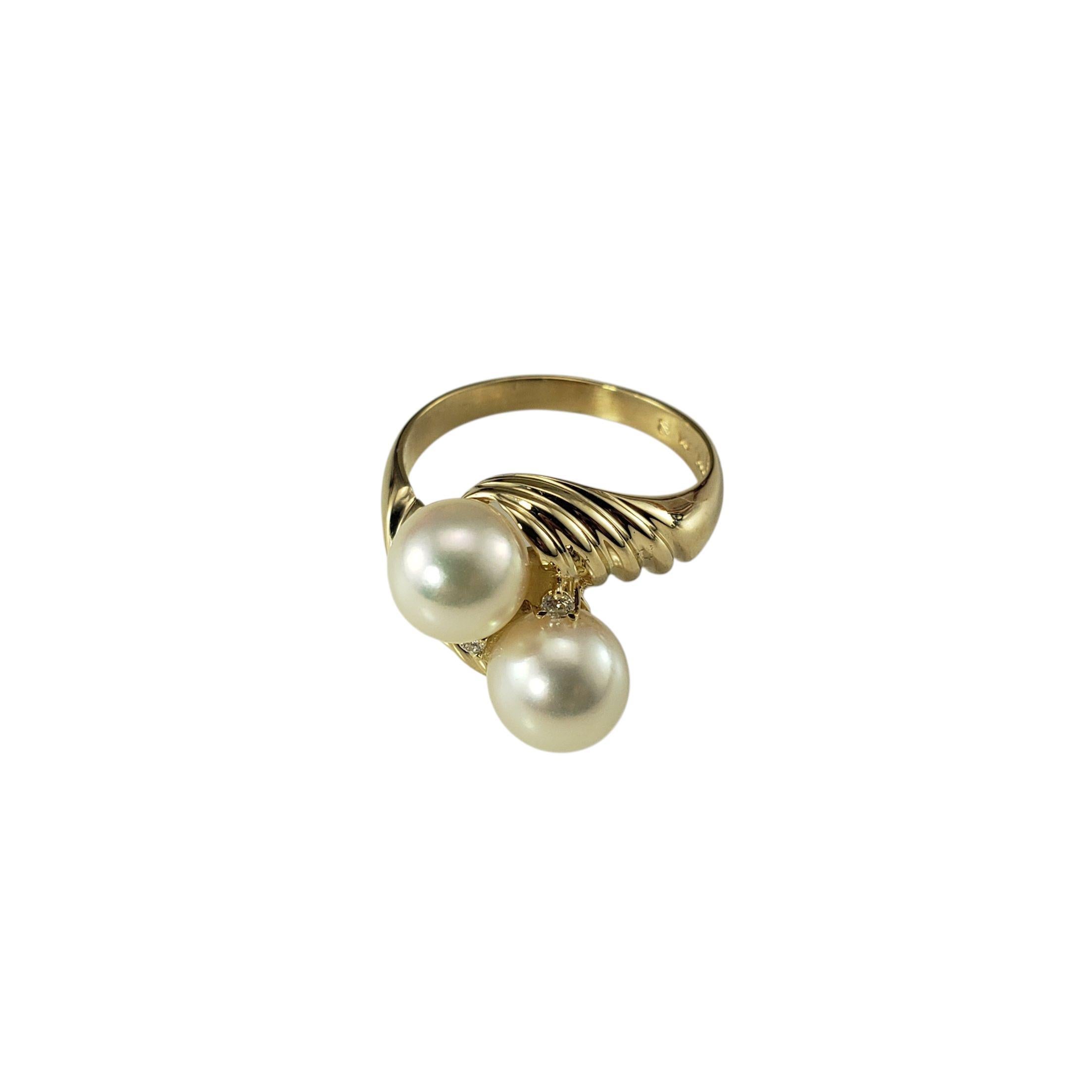 Anello Bypass con perle e diamanti in oro giallo 14K misura 6,5

Questo elegante anello presenta due perle bianche (7 mm ciascuna) e due diamanti rotondi taglio brillante incastonati in oro giallo 14K.

Larghezza: 12. 9 mm

Gambo: 2,6 mm

Peso